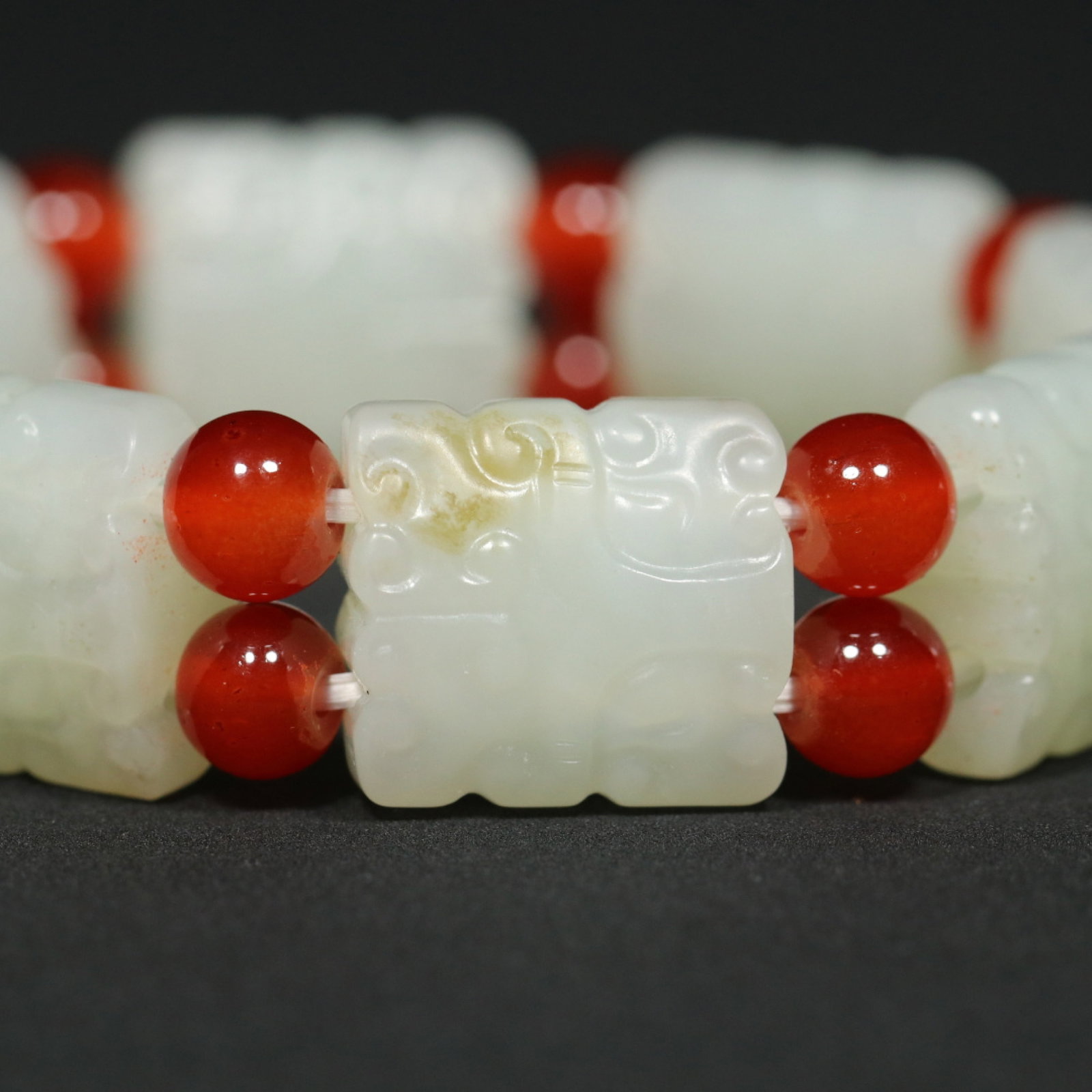 An Exquisite White Jade Beast-Face Pattern Bracelet - 8