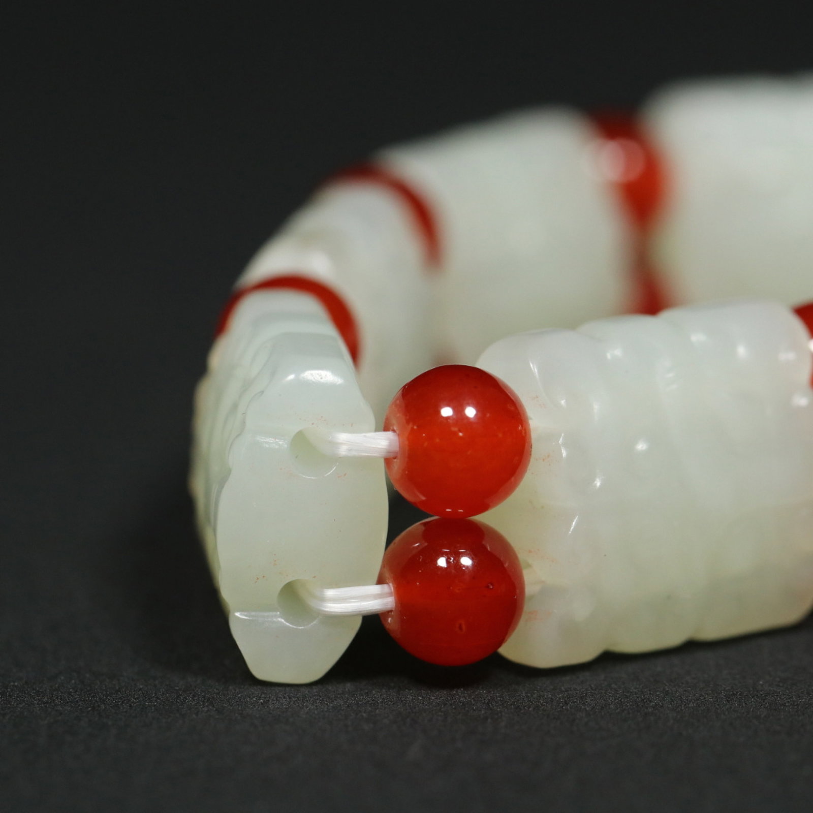 An Exquisite White Jade Beast-Face Pattern Bracelet - 9