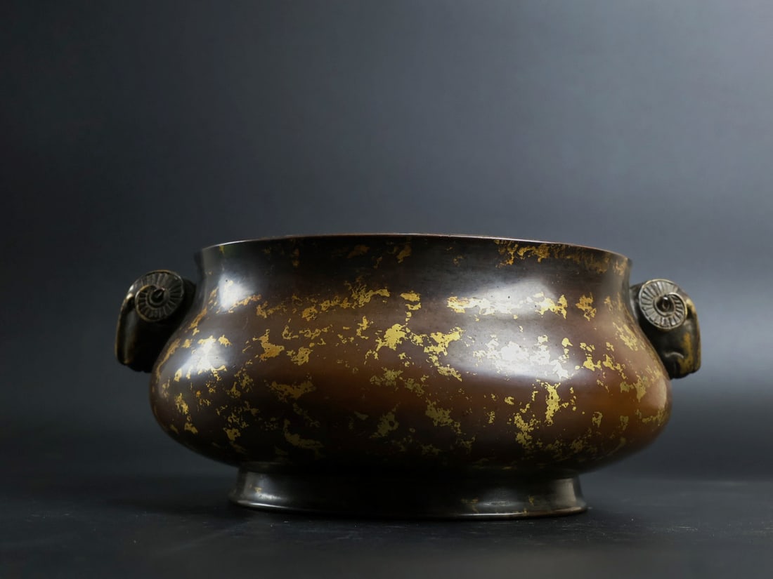 An Exquisite Gilt Bronze Sheep-Ears Censer: An Exquisite Gilt Bronze Sheep-Ears Censer,Qing Dynasty, China, With Mark,Size:3.7inx6.6in,Weight:3450g