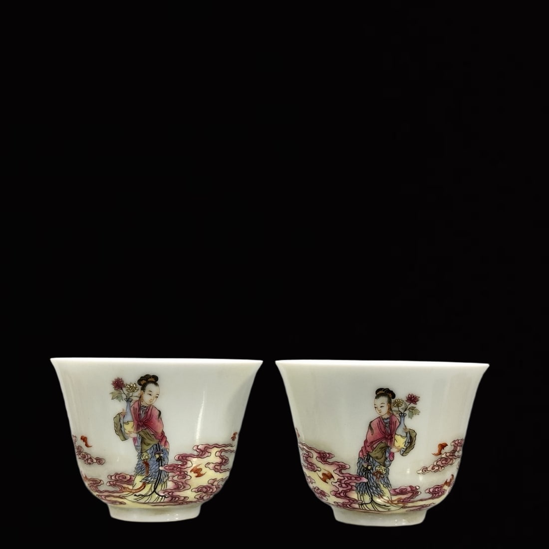 A Pair of Exquisite Famille-Rose Character and Story Pattern Cups: A Pair of Exquisite Famille-Rose Character and Story Pattern Cups,Qing Dynasty,China,Yongzheng Four-character Mark,Size:2inx2.8in 一对粉彩人物故事ಬ