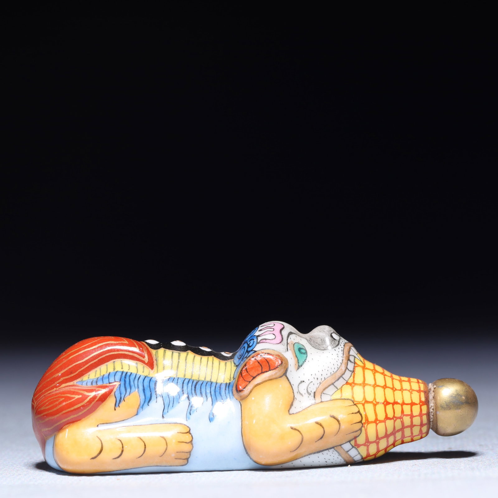 An Exquisite Famille-Rose Lion Snuff Bottle: An Exquisite Famille-Rose Lion Snuff Bottle,Qing Dynasty,China,Qianlong Four-character Mark,Size:3.1inx1inx1in,Weight:41g