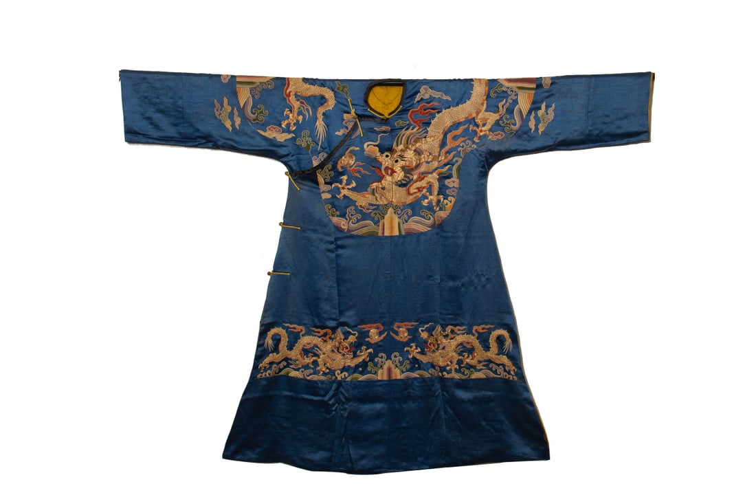 A Rare Seed Embroidery Imperial Robe: A Rare Seed Embroidery Imperial Robe,Qing Dynasty,China,Size:53.9inx32.7in 一个珍贵的打籽刺绣龙袍,中国清代