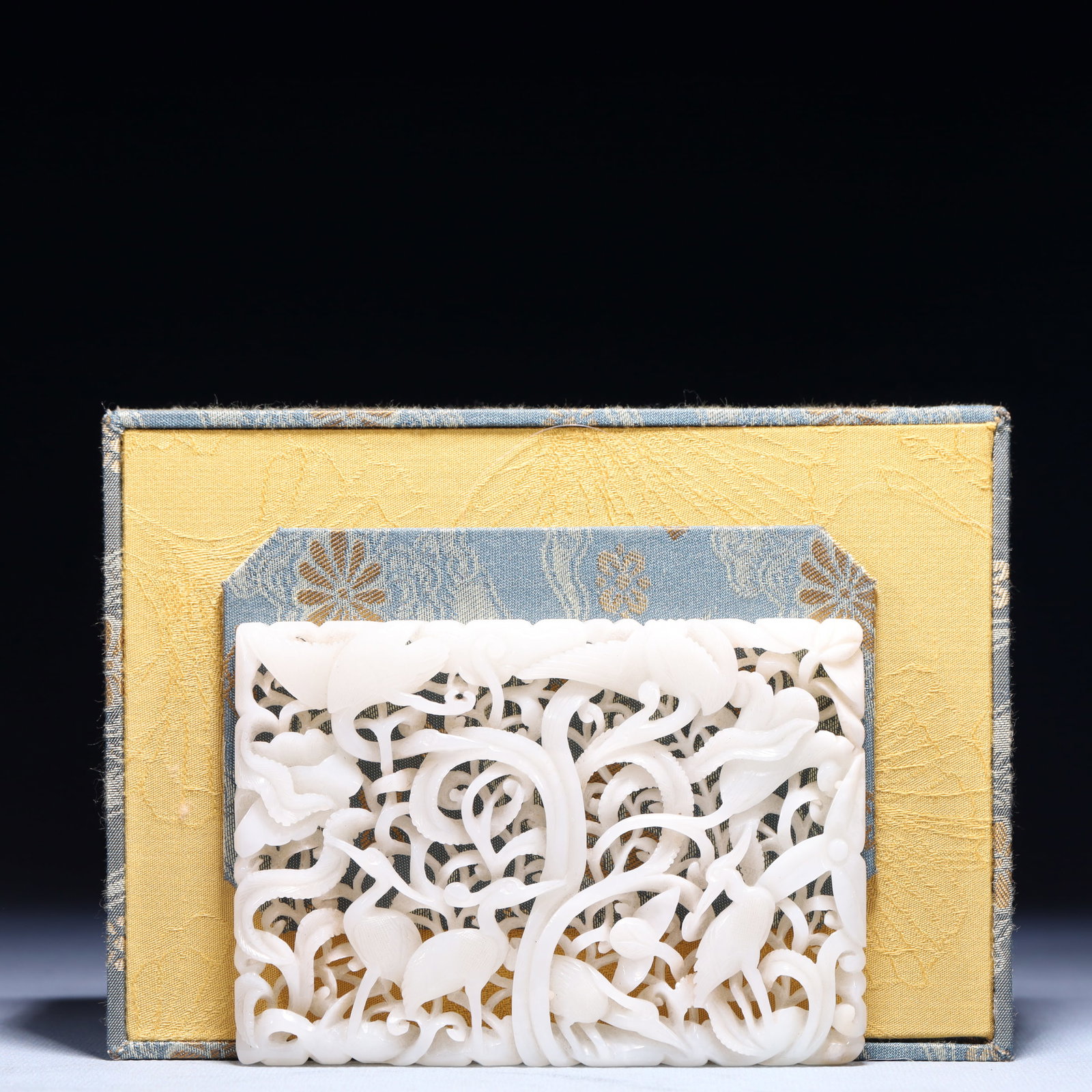 An Exquisite White Jade Flower and Crane Pattern Ornament: An Exquisite White Jade Flower and Crane Pattern Ornament,Qing Dynasty,China,Size:4.7inx3.5inx0.3in,Weight:177.5g 白玉花卉鹤纹摆件,中国ę