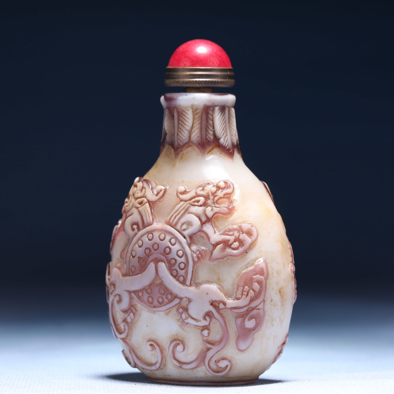 An Exquisite Glass Auspicious Beast Pattern Snuff Bottle - 2