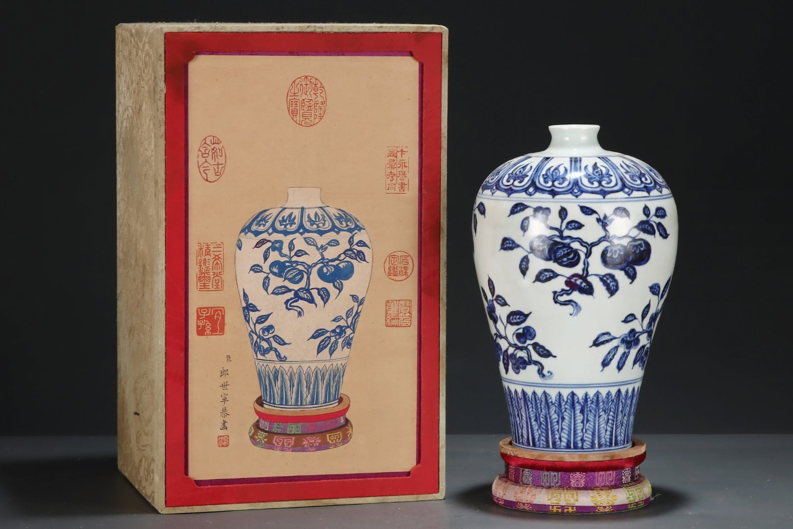 An Exquisite Blue and White Flower and Fruit Pattern Vase: An Exquisite Blue and White Flower and Fruit Pattern Vase,Yuan Dynasty,China,Size:11.2inx7in 青花花果纹瓶,中国元代