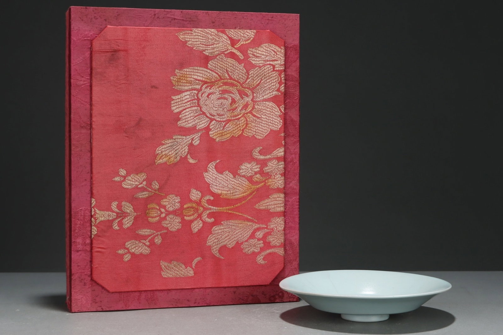 An Exquisite Ru yao Sky Blue Glazed Plate: An Exquisite Ru yao Sky Blue Glazed Plate,Song Dynasty,China,Size:1.5inx6.9in 汝窑天青釉盘,中国宋代