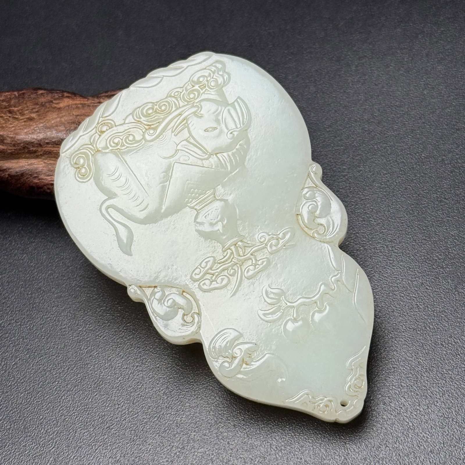 An Exquisite White Jade Elephant Pattern Pendant - 3