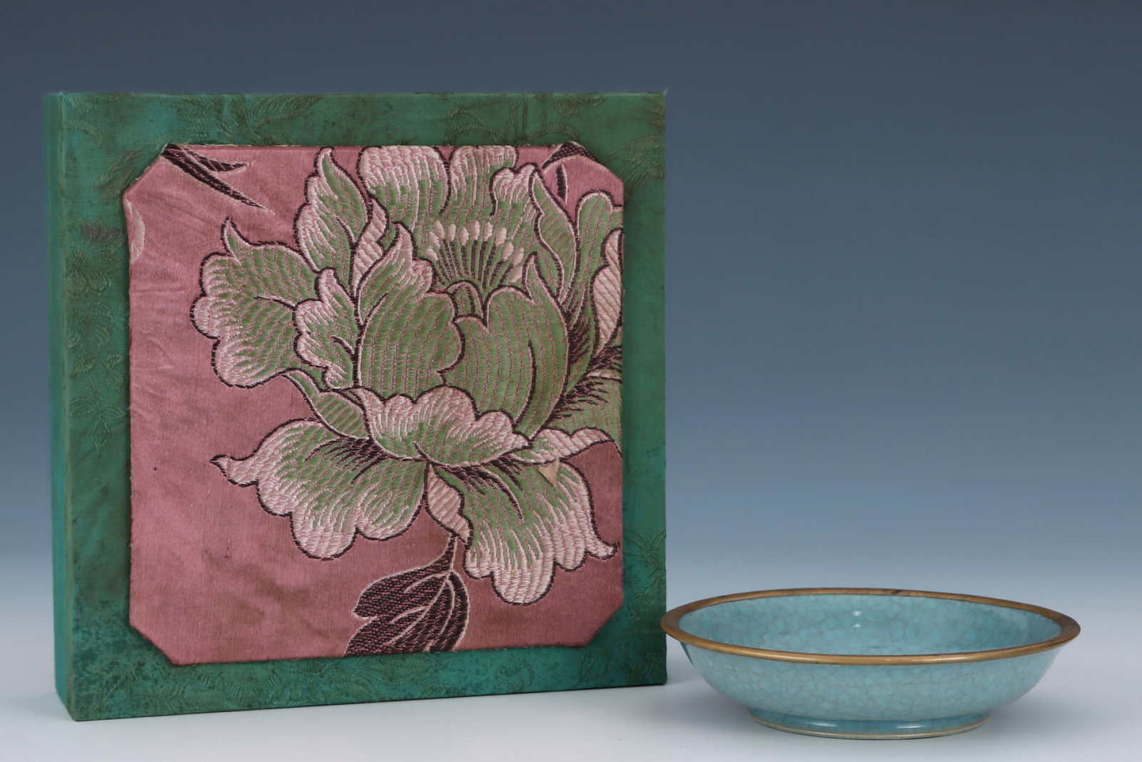An Exquisite Ru yao Sky Blue Glazed Cover with Gold Plate,with an Imperial Poem by Emperor Qianlong: An Exquisite Ru yao Sky Blue Glazed Cover with Gold Plate,with an Imperial Poem by Emperor Qianlong,Song Dynasty,China,Size:1.4inx5.8in 汝窑天蓝釉金口盘