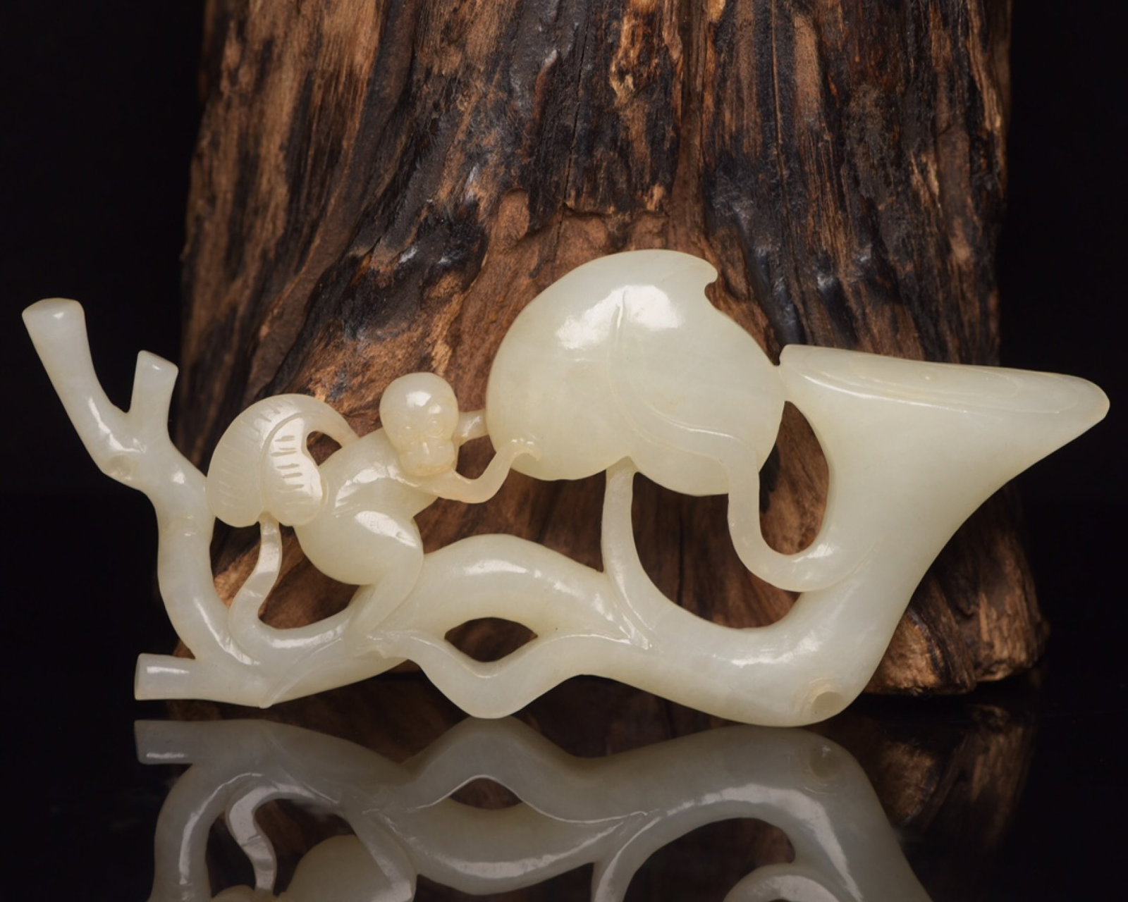 An Exquisite White Jade Monkey Ornament: An Exquisite White Jade Monkey Ornament,Qing Dynasty,China,Size:5.4inx2.4inx0.5in,Weight:96g 白玉猴子摆件,中国清代