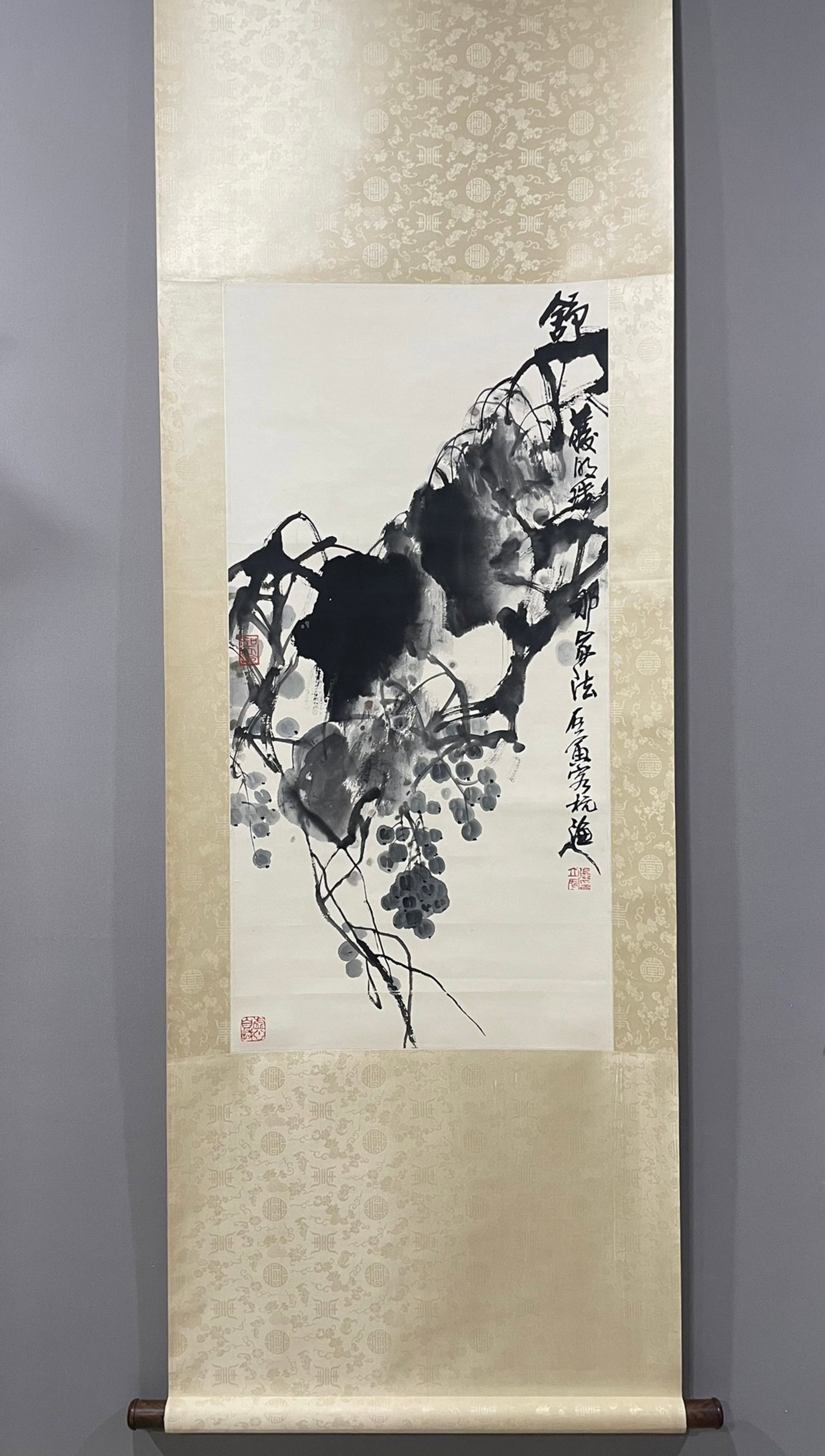 A Chinese Vertical Scroll Ink Painting of Grapes on Paper: A Chinese Vertical Scroll Ink Painting of Grapes on Paper,Zhang Lichen,Size:38.6inx18.9in 一幅中国水墨葡萄画立轴,张立ů