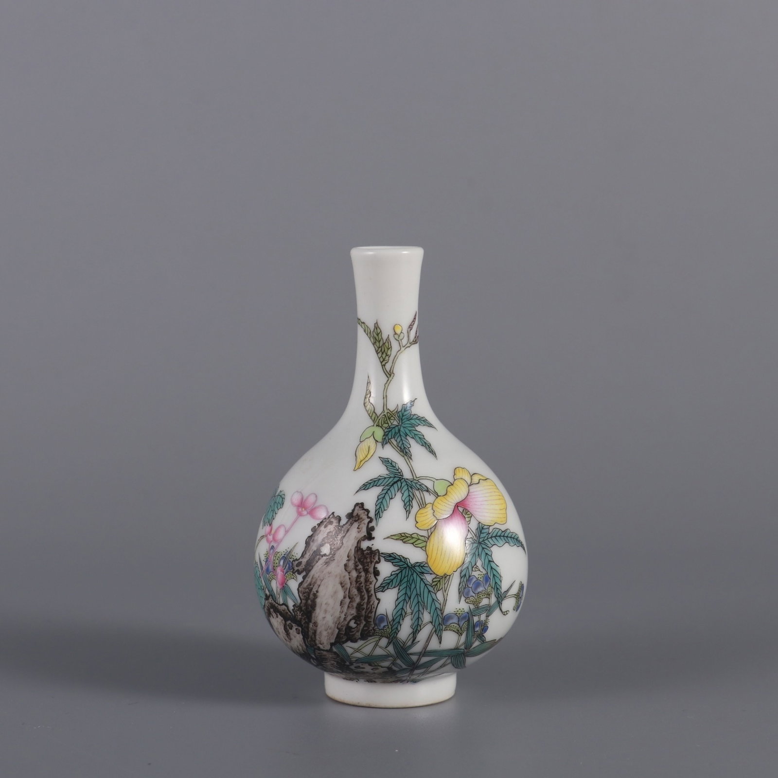 An Exquisite Enamel Flower Pattern Snuff Bottle,with poem: An Exquisite Enamel Flower Pattern Snuff Bottle,with poem,Qing Dynasty,China,Qianlong Four-character Mark,Size:3.5inx2in 珐琅彩花卉纹鼻烟壶,४