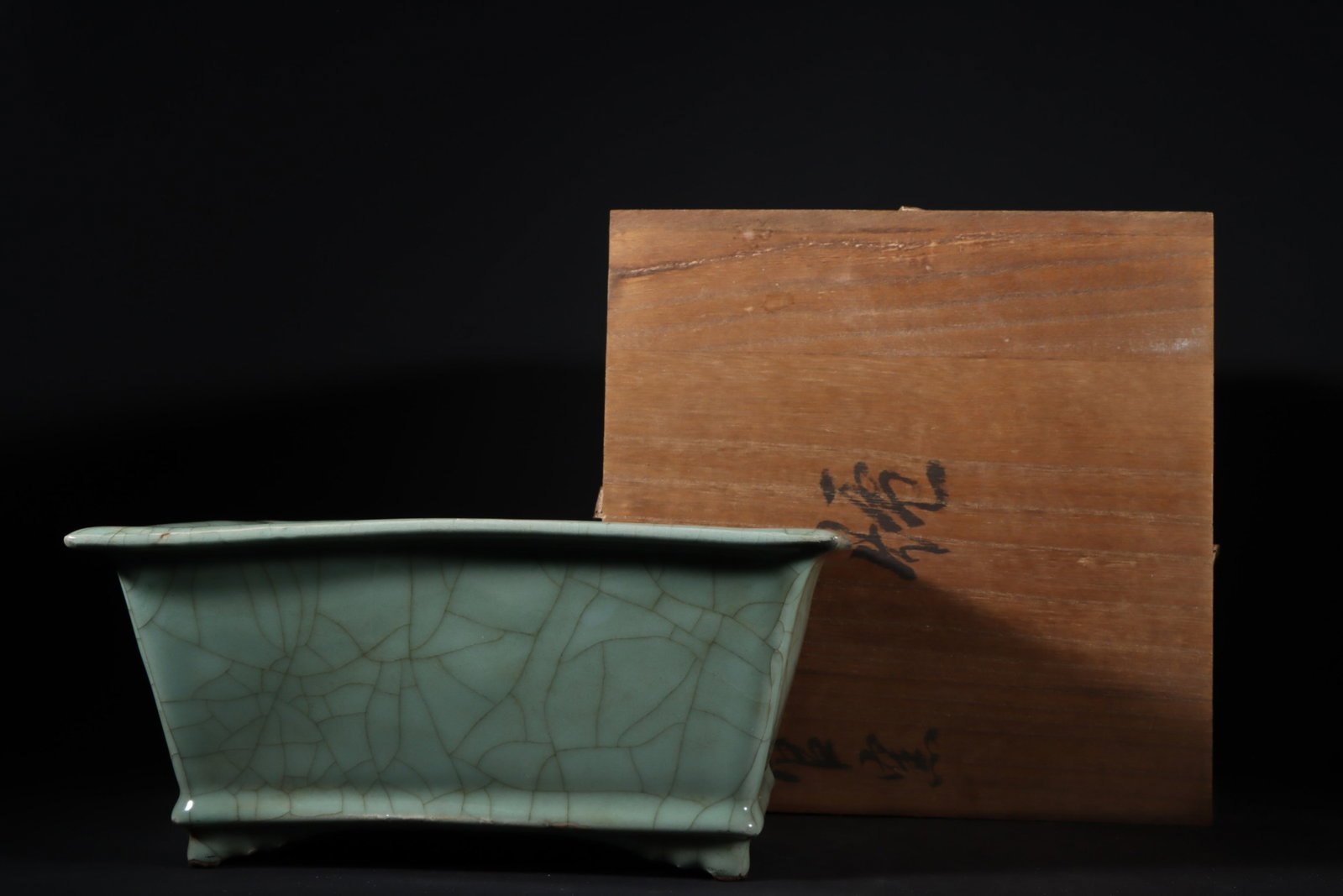 An Exquisite Guan yao Celadon Glazed Basin: An Exquisite Guan yao Celadon Glazed Basin,Song Dynasty,China,Size:4.7inx10.4in 官窑粉青釉盆,中国宋代