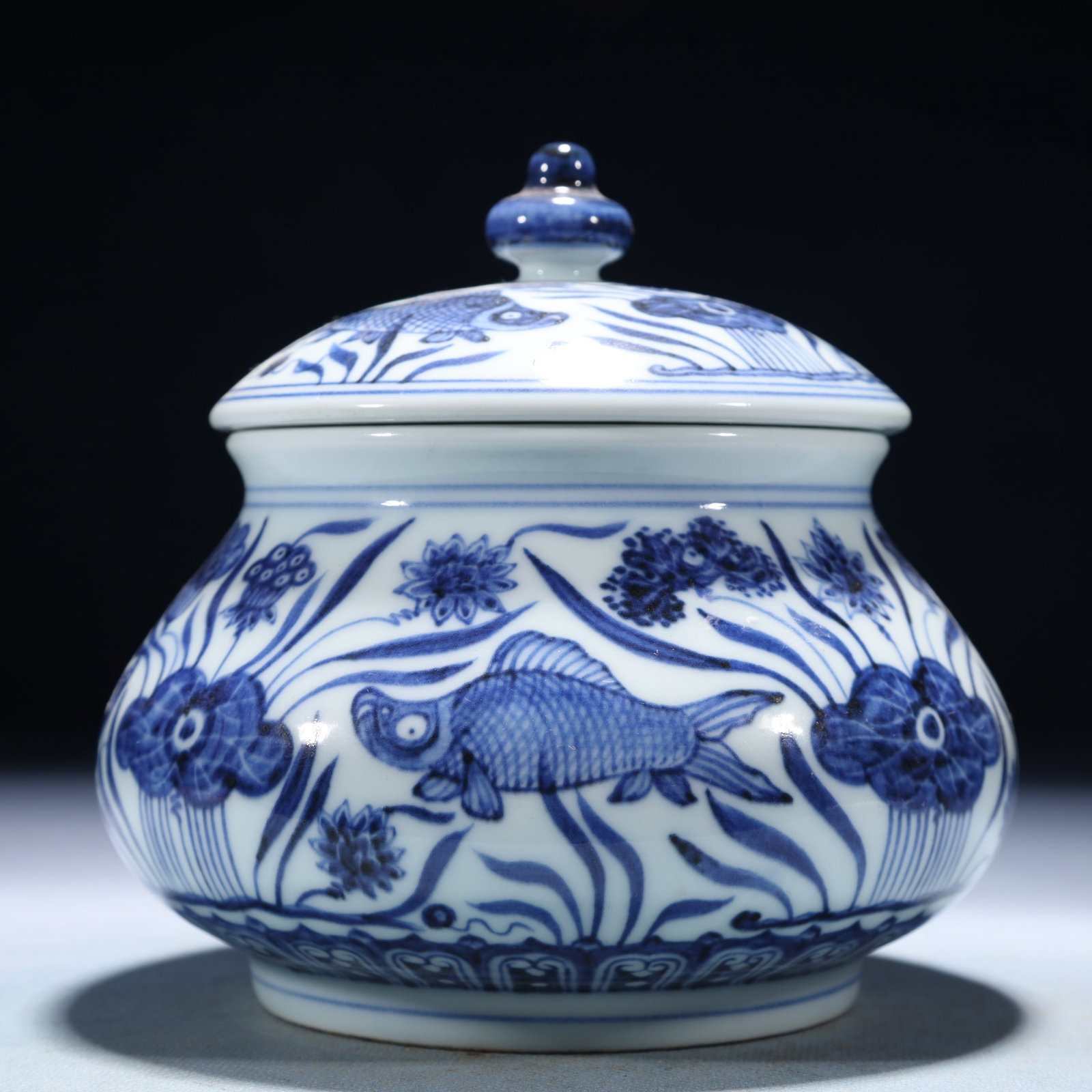 An Exquisite Blue and White Hornwort Pattern Jar with Cover: An Exquisite Blue and White Hornwort Pattern Jar with Cover,Ming Dynasty,China,Xuande Six-character Mark,Size:5.3inx5.7in,Weight:800g