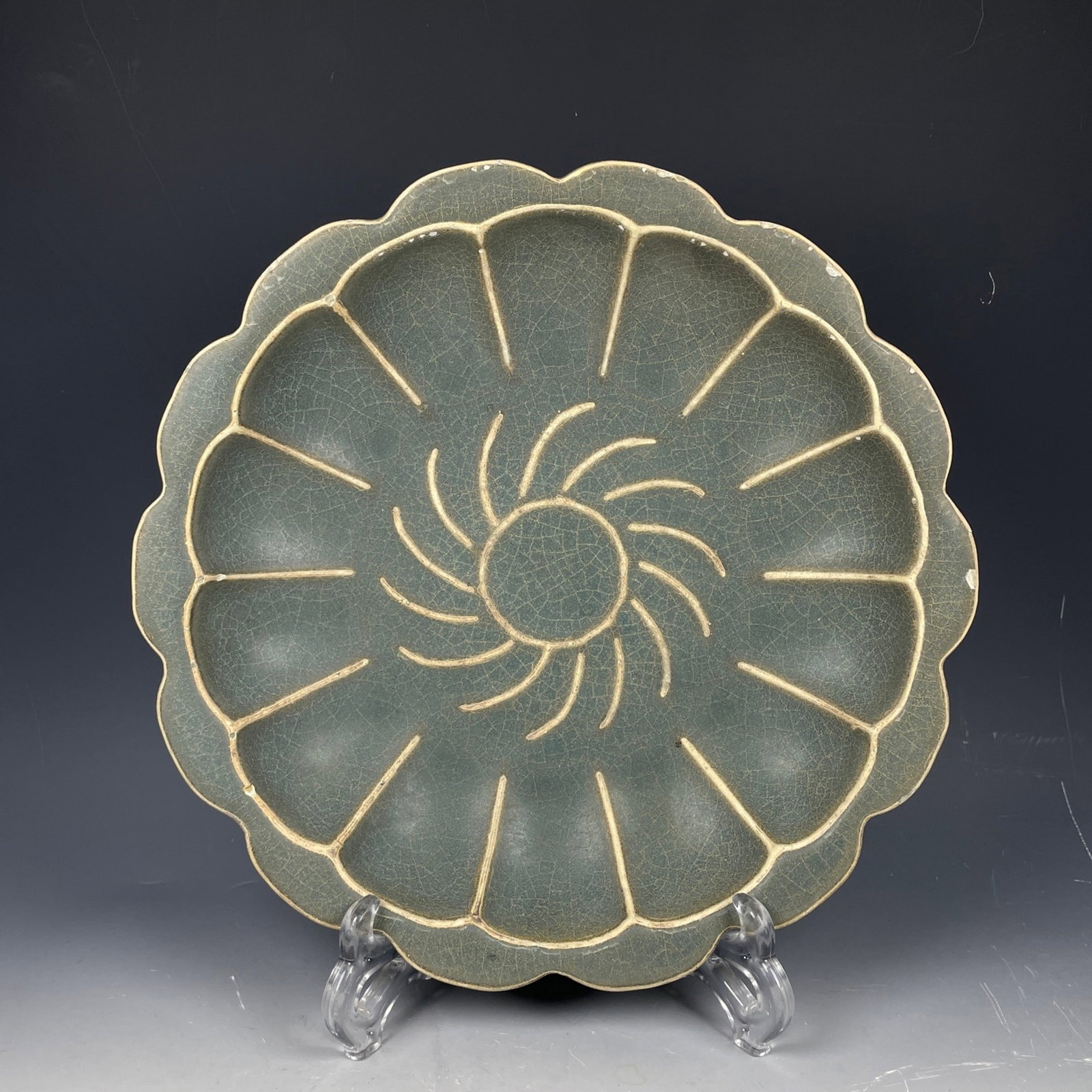 An Exquisite Guan yao Flower Pattern Plate: An Exquisite Guan yao Flower Pattern Plate,Song Dynasty,China,Size:2inx10.2in 官窑花卉纹盘子,中国宋代