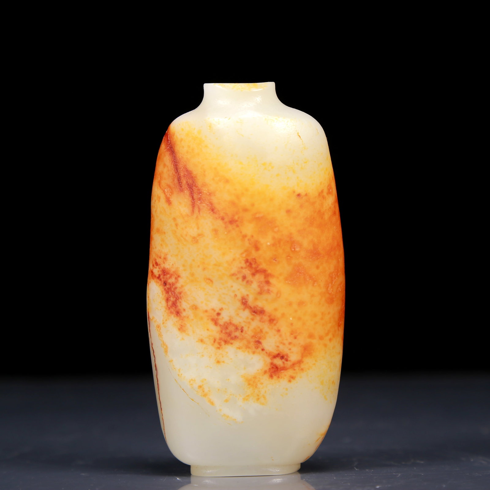 An Exquisite White Jade Snuff Bottle: An Exquisite White Jade Snuff Bottle,Qing Dynasty, China,Size:2.4inx1.2inx4.3in,Weight:325g 白玉鼻烟壶，清代