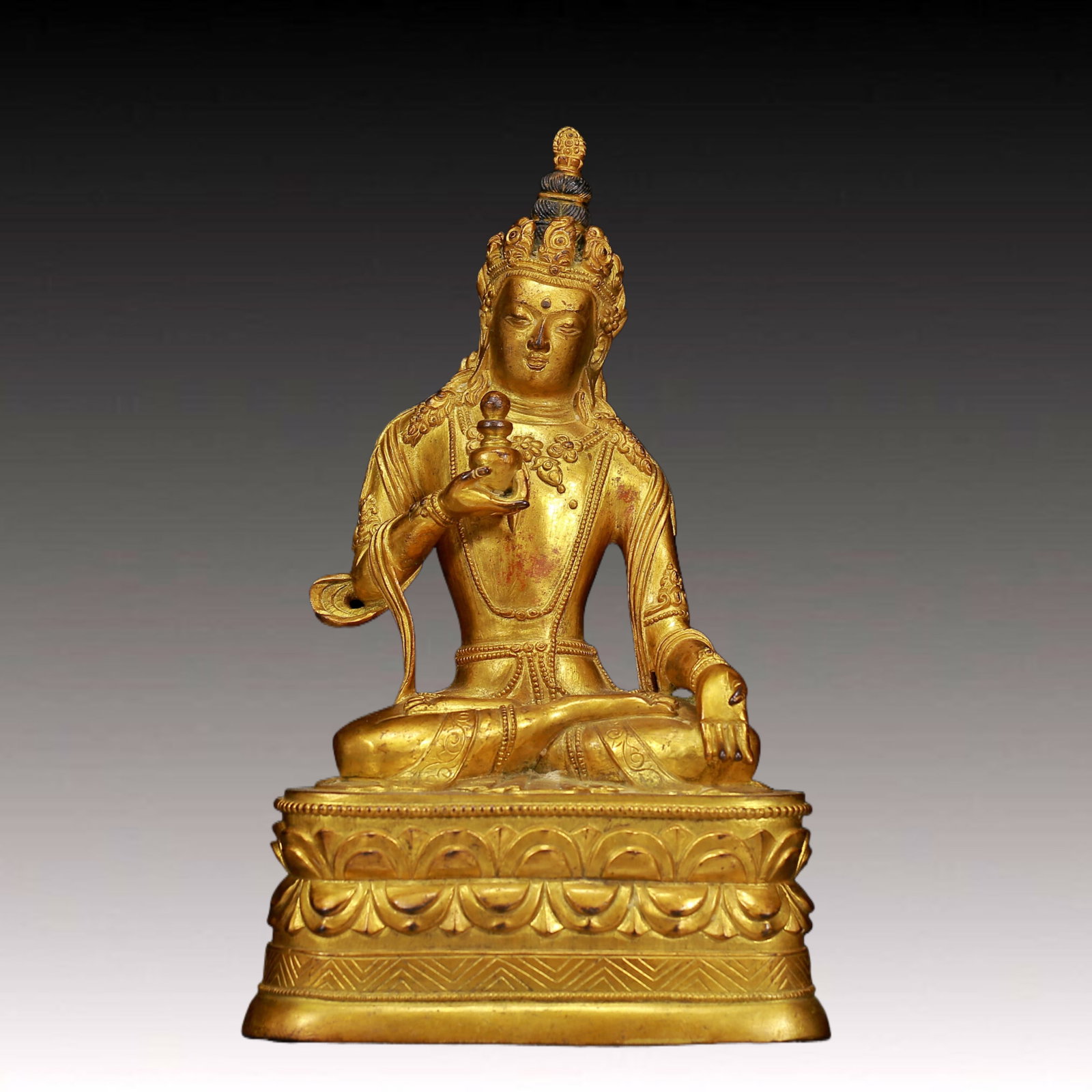 A Solemn Gilt Bronze Statue of Avalokitesvara: A Solemn Gilt Bronze Statue of Avalokitesvara,Ming Dynasty, China,Size: 6.7inx4.3inx11in,Weight:3290g 铜鎏金观音像，明代