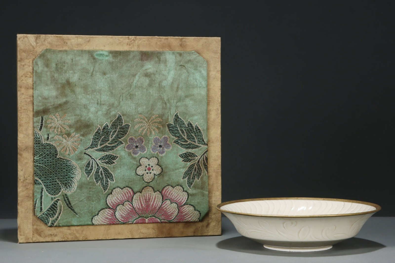 An Exquisite Ding yao Cover with Gold Mandarin Duck Pattern Plate (1 of 8)