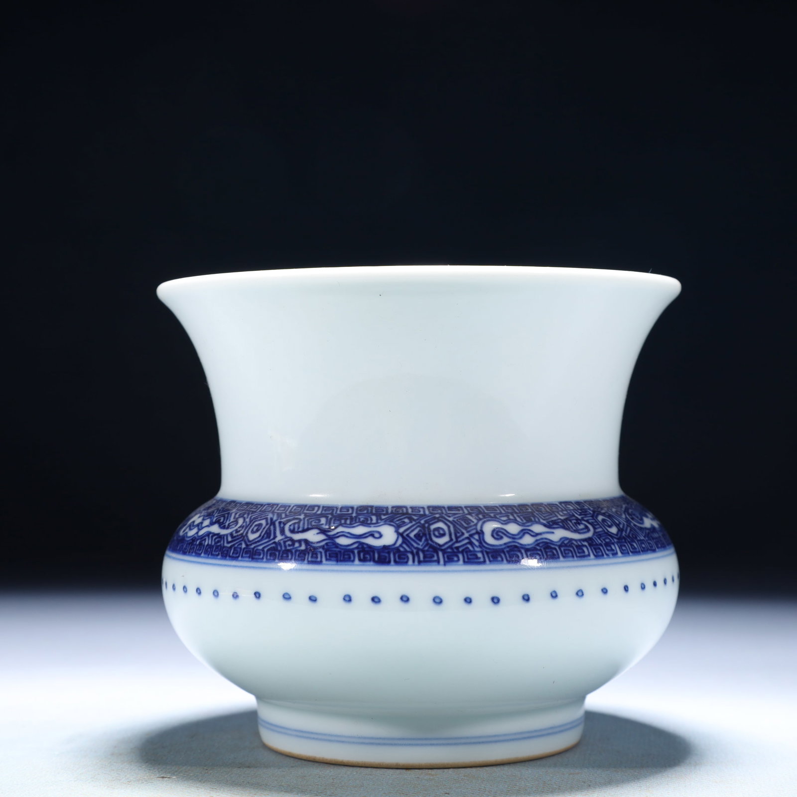 An Exquisite Blue and White Auspicious Cloud Pattern Jar - 3