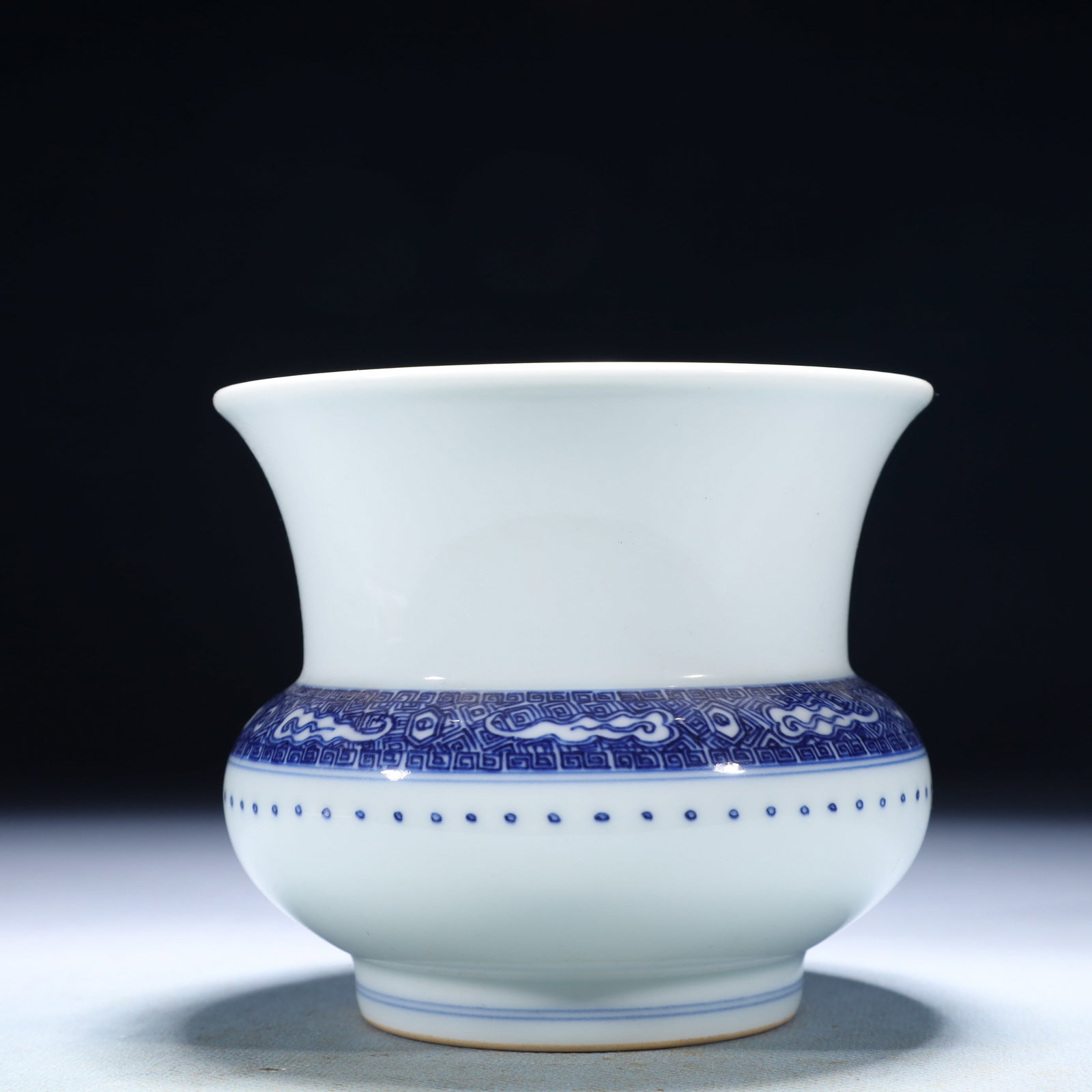 An Exquisite Blue and White Auspicious Cloud Pattern Jar - 4