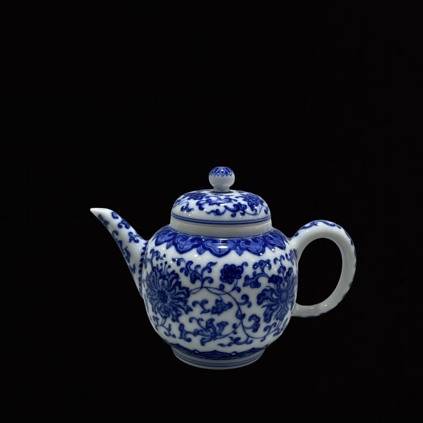 An Exquisite Blue and White Lotus Pattern Teapot (1 of 7)
