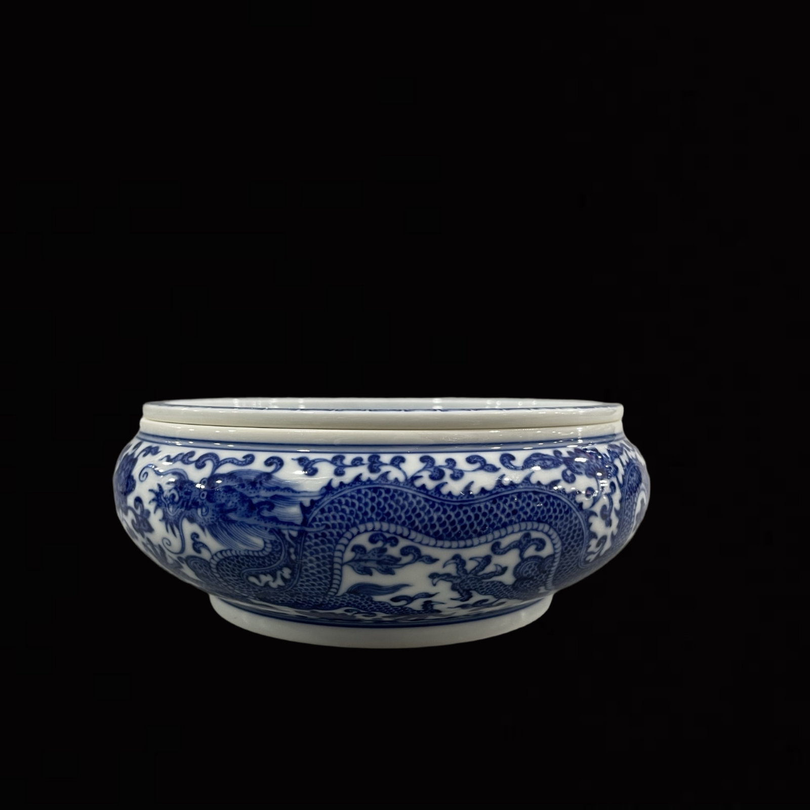 An Exquisite Blue and White Lotus and Dragon Pattern Brush Washer (1 of 8)
