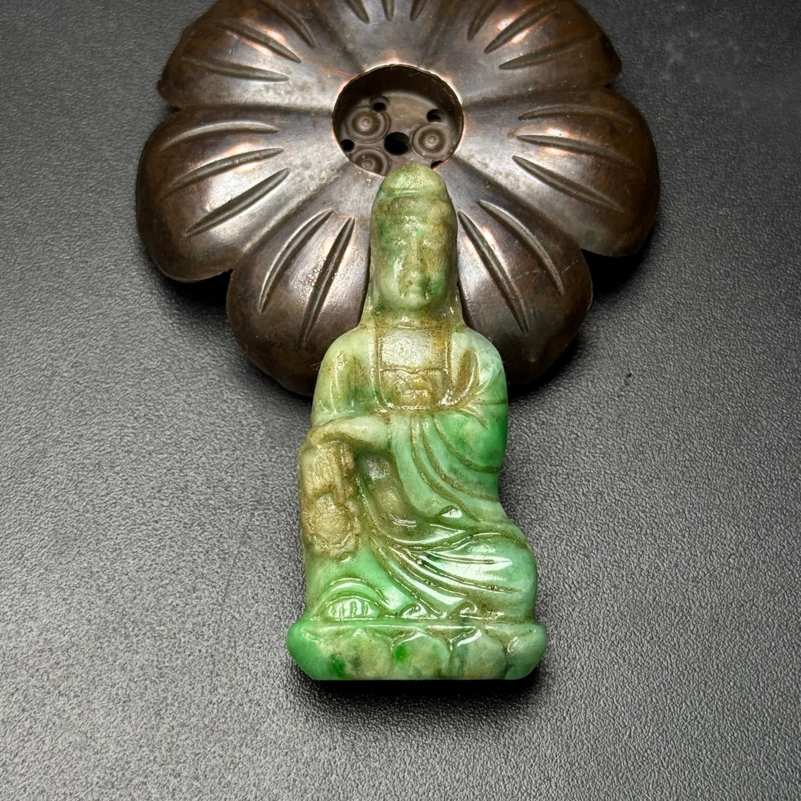 An Exquisite Jadeite Statue of Avalokitesvara Pendant: An Exquisite Jadeite Statue of Avalokitesvara Pendant,Qing Dynasty,China,Size:2.2inx1.1inx0.4in,Weight:24g 翡翠观音像挂件,中国清代