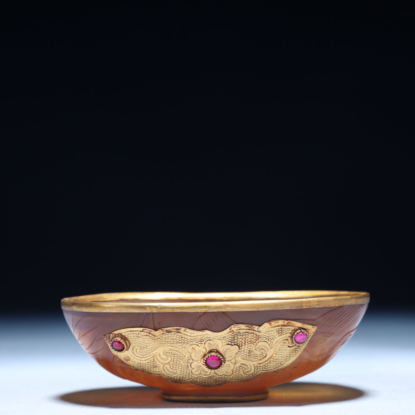 An Exquisite Agate Cover with Gold Flower Pattern Bowl,Inlaid Gems: An Exquisite Agate Cover with Gold Flower Pattern Bowl,Inlaid Gems,Qing Dynasty,China,Size:4.1inx2.4inx1.4in,Weight:100g 玛瑙包金花卉纹碗,嵌ऩ