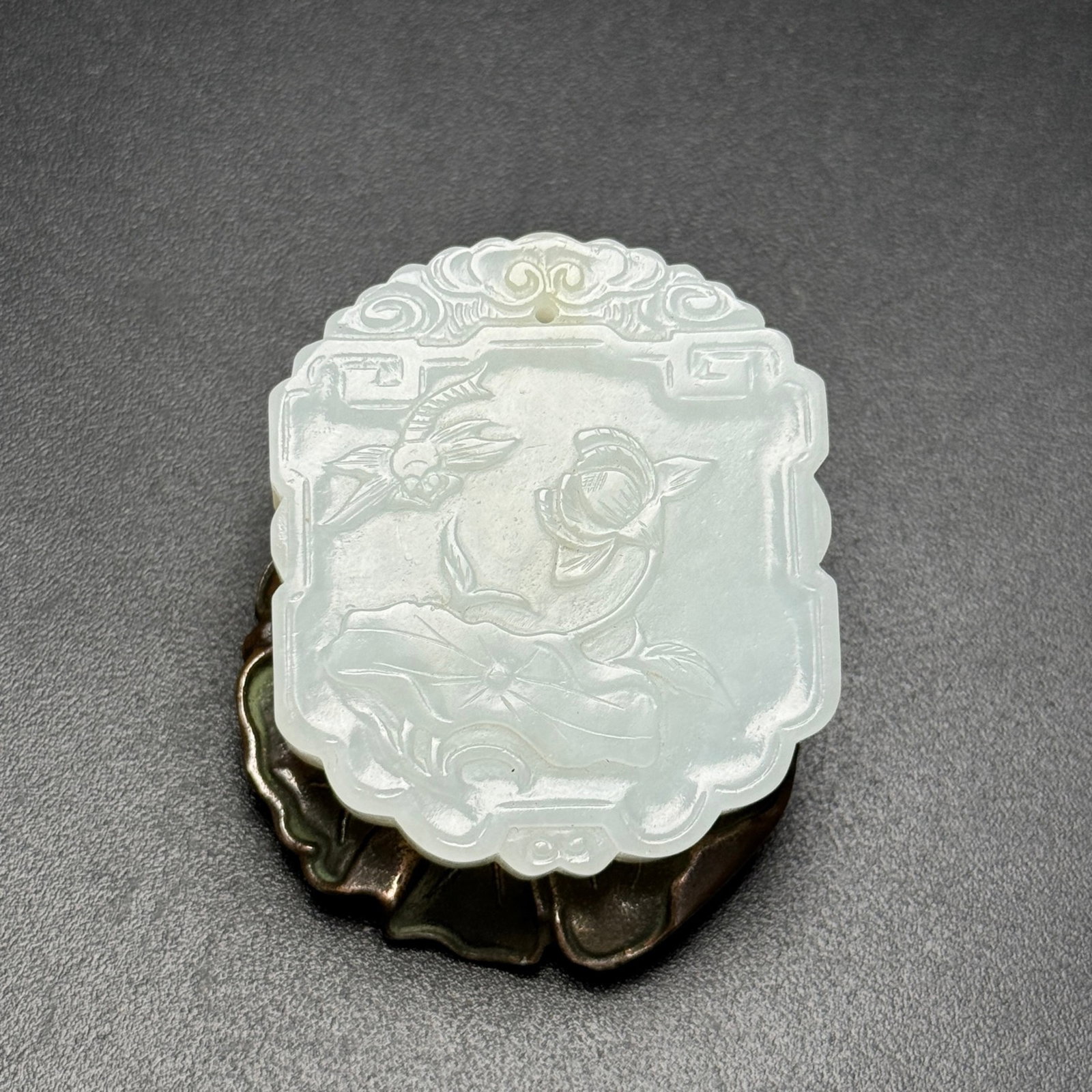 An Exquisite White Jade Flower Pattern Pendant: An Exquisite White Jade Flower Pattern Pendant,Qing Dynasty,China,Size:2inx1.8inx0.4in,Weight:58g 白玉花卉纹牌,中国清代
