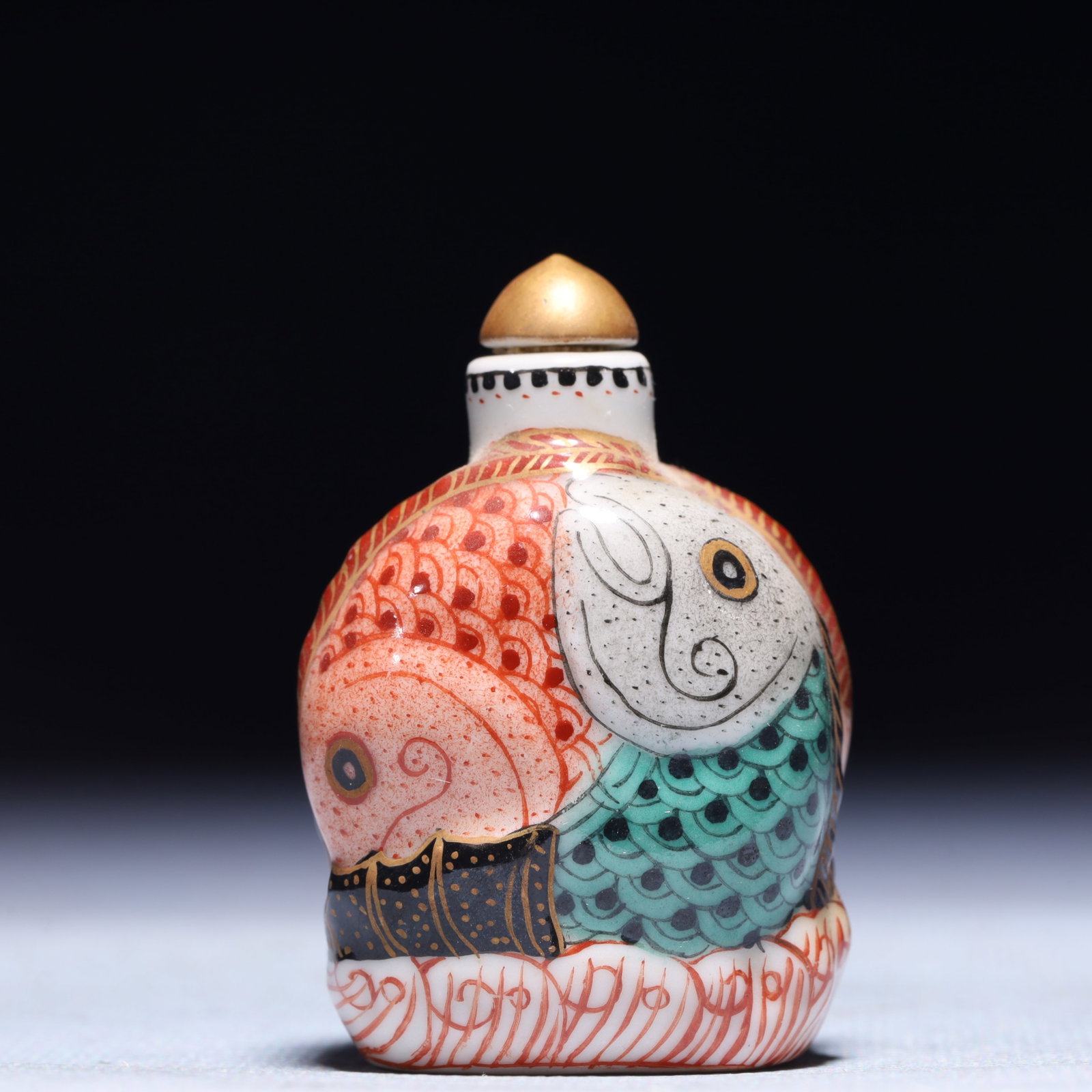An Exquisite Famille-Rose Fish Pattern Snuff Bottle: An Exquisite Famille-Rose Fish Pattern Snuff Bottle,Qing Dynasty,China,Qianlong Four-character Mark,Size:1.4inx1inx2.2in,Weight:47.3g