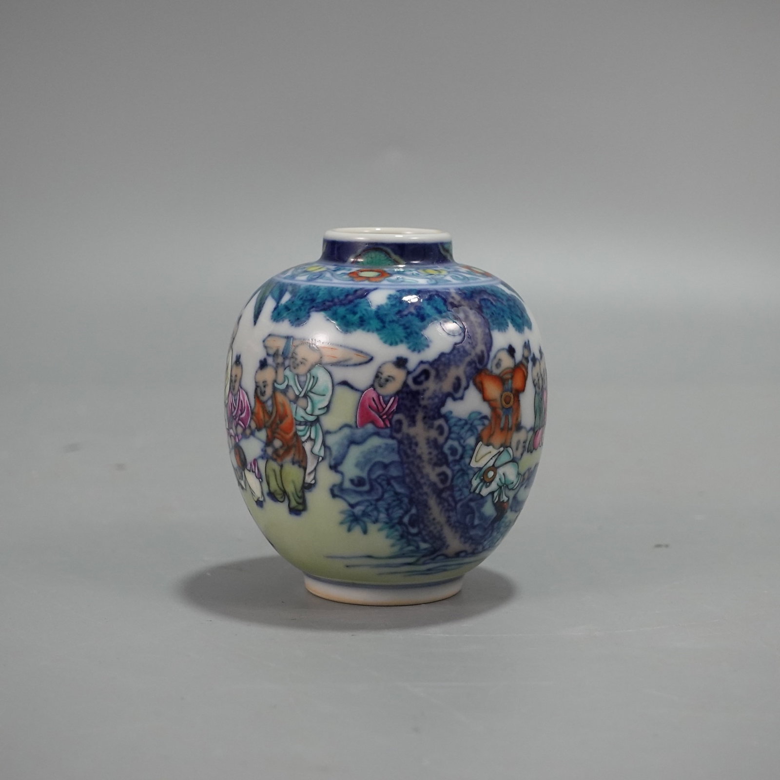 An Exquisite Doucai Figure Pattern Jar - 2