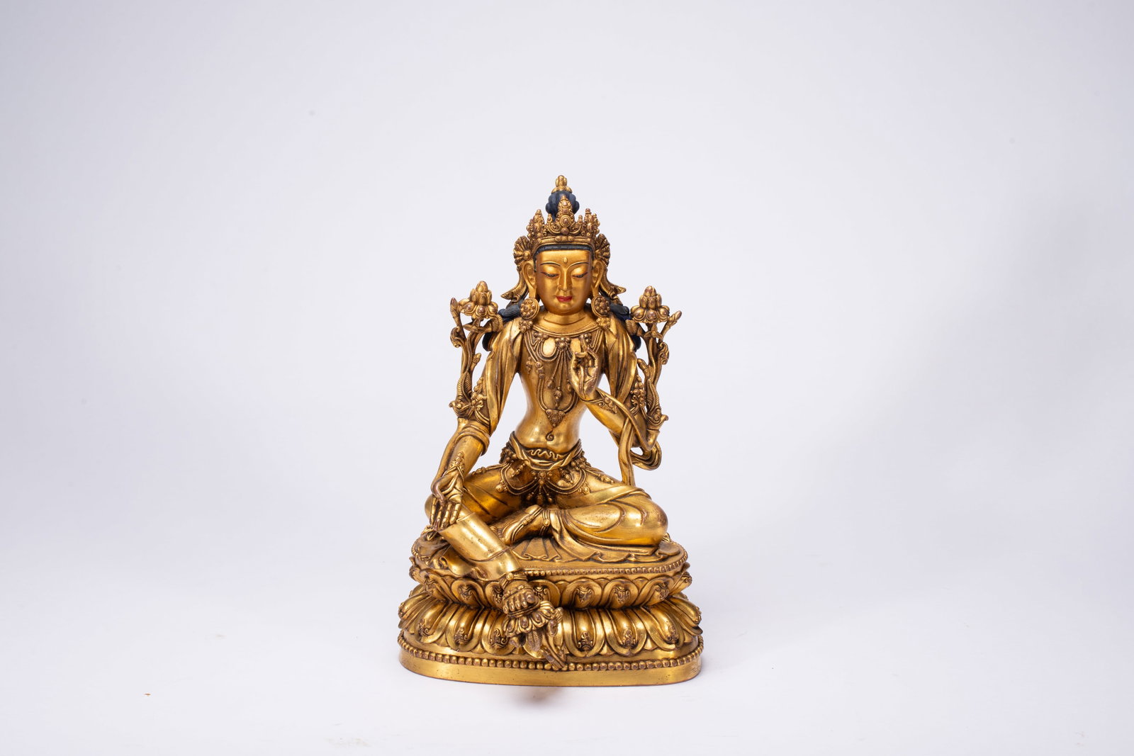 A Solemn Gilt Bronze Statue of Avalokitesvara: A Solemn Gilt Bronze Statue of Avalokitesvara,Ming Dynasty,China,Yongle Six-character Mark,Size:7.1inx5.9inx10.6in,Weight:3280g 铜鎏金观音像,中国明