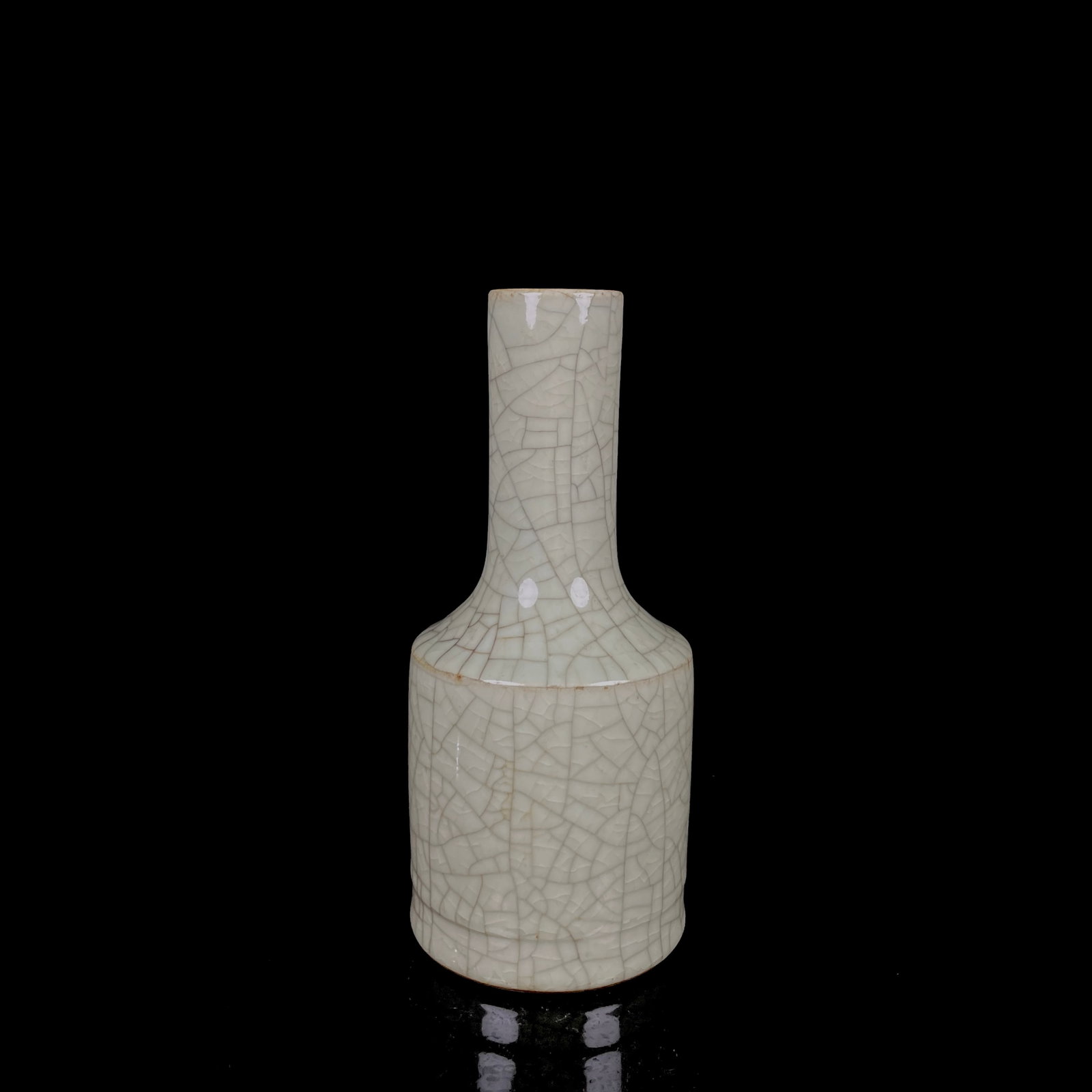 An Exquisite Guan yao Vase: An Exquisite Guan yao Vase,Qing Dynasty,China,Qianlong Six-character Mark,Size:8.7inx4.3in 官窑瓶,中国清代,乾隆六字款