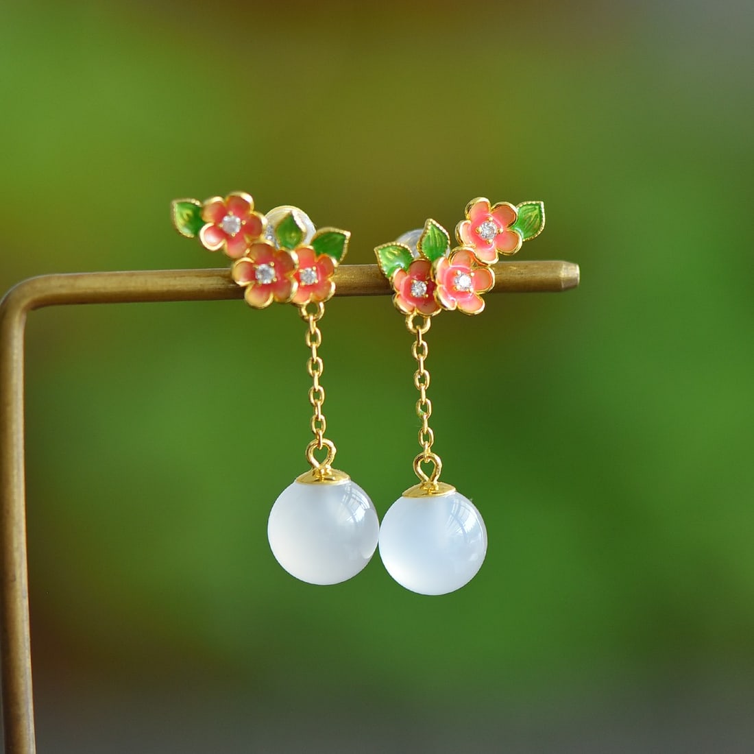 A Pair of Exquisite Sterling Silver-Gold Plated Inlaid White Agate Earrings: A Pair of Exquisite Sterling Silver-Gold Plated Inlaid White Agate Earrings,Size:0.4inx0.4in 一对纯银镀金镶白玛瑙耳环