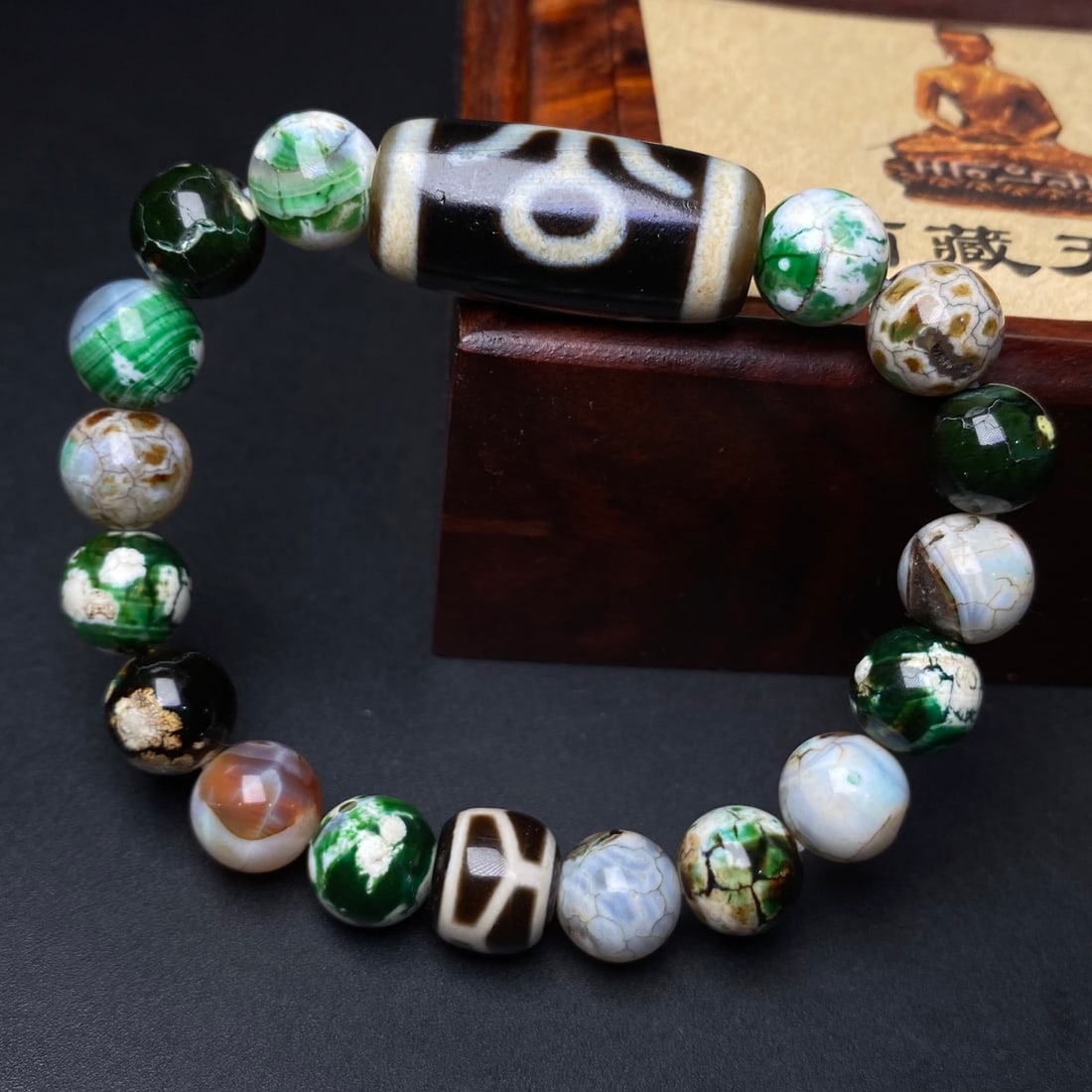 A Precious Agate Bracelets: A Precious Agate Bracelets,Size:1.1inx0.5in 玛瑙手串