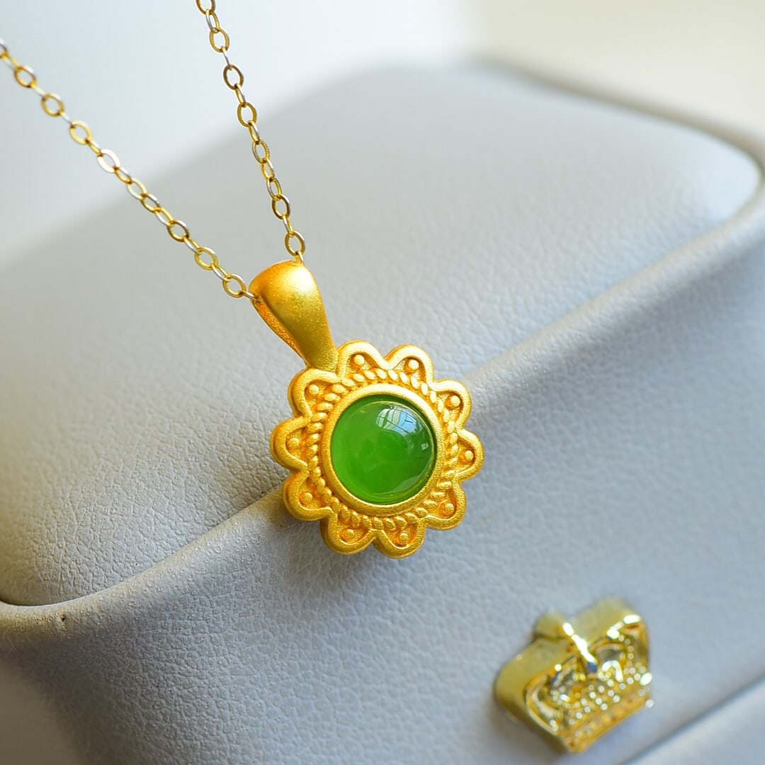 An Exquisite Sterling Silver-Gold Plated Inlaid Jasper Pendant: An Exquisite Sterling Silver-Gold Plated Inlaid Jasper Pendant 纯银镀金镶碧玉项链