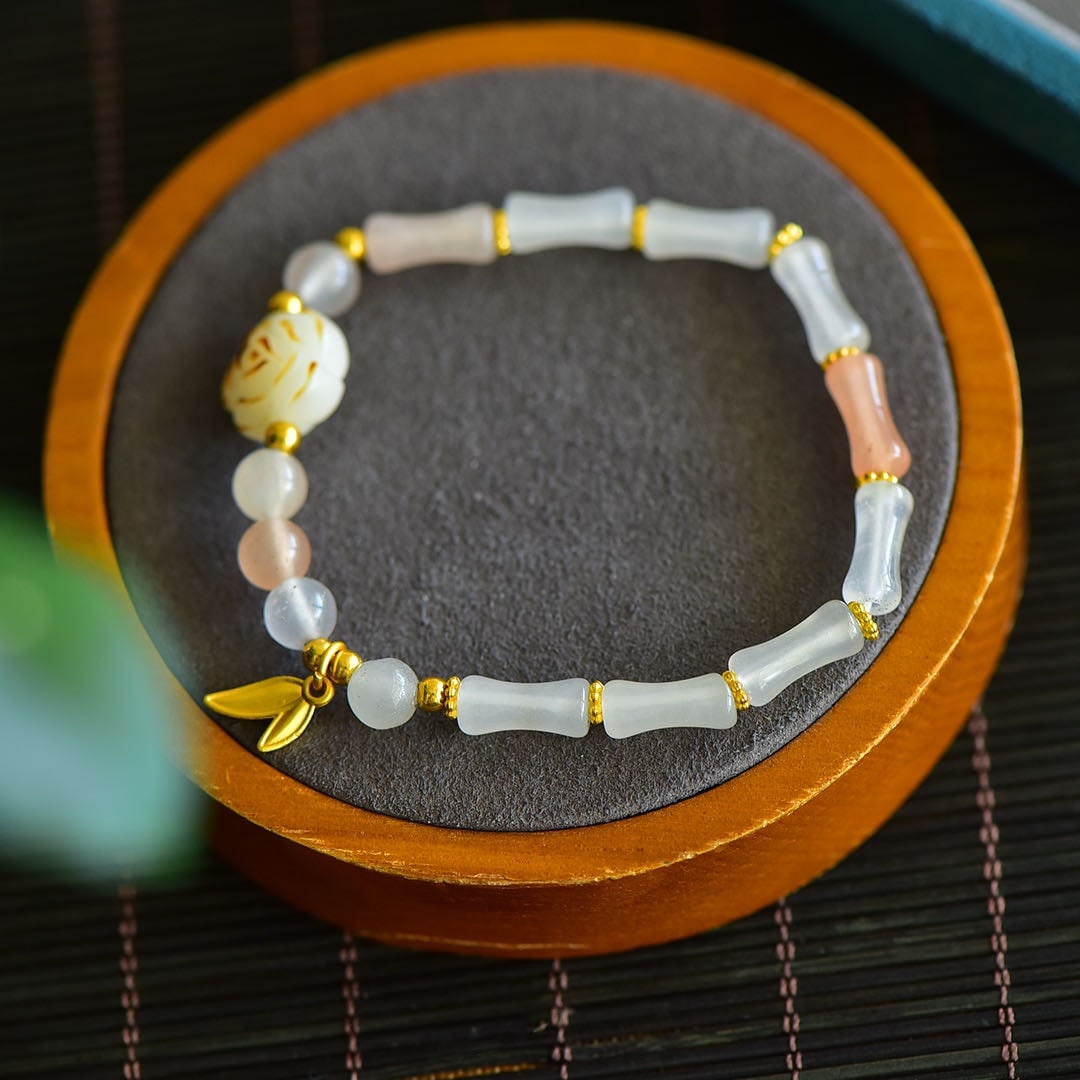 An Exquisite White Jade Bracelet: An Exquisite White Jade Bracelet 白玉手串