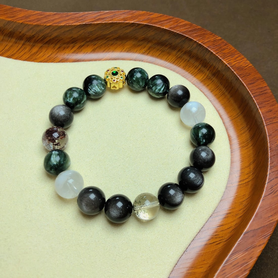 An Exquisite Crystal Bracelet: An Exquisite Crystal Bracelet,Size:0.4in,Weight:28.5g 水晶手串