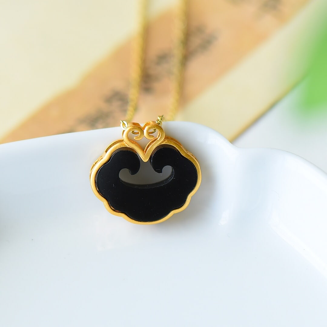 An Exquisite Sterling Silver-Gold Plated Inlaid Black Jade Necklace: An Exquisite Sterling Silver-Gold Plated Inlaid Black Jade Necklace,Size:0.7inx0.6in 纯银镀金镶墨玉项链