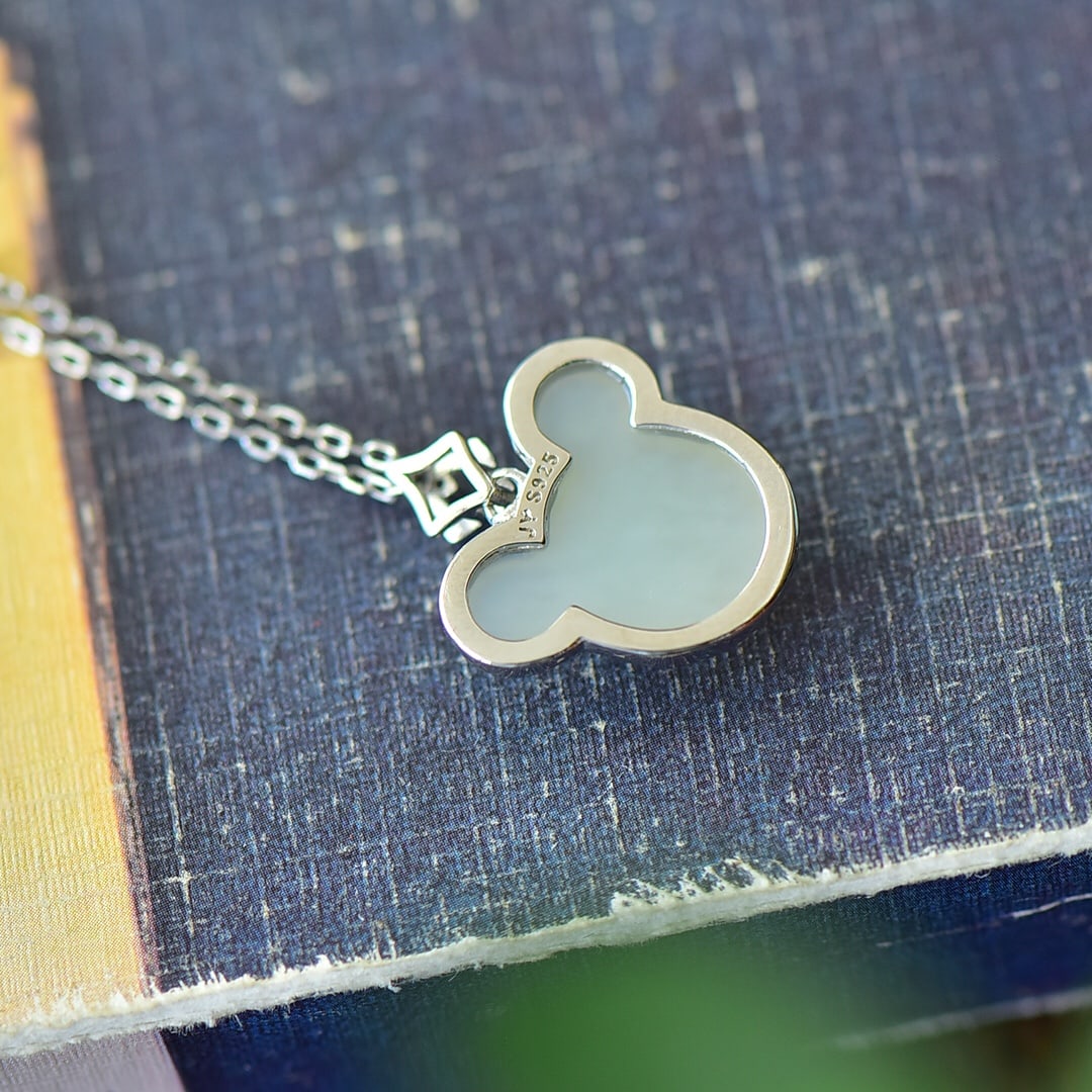 An Exquisite Sterling Silver Inlaid White Jade Necklace: An Exquisite Sterling Silver Inlaid White Jade Necklace,Size:0.7inx0.9in 纯银镶白玉项链