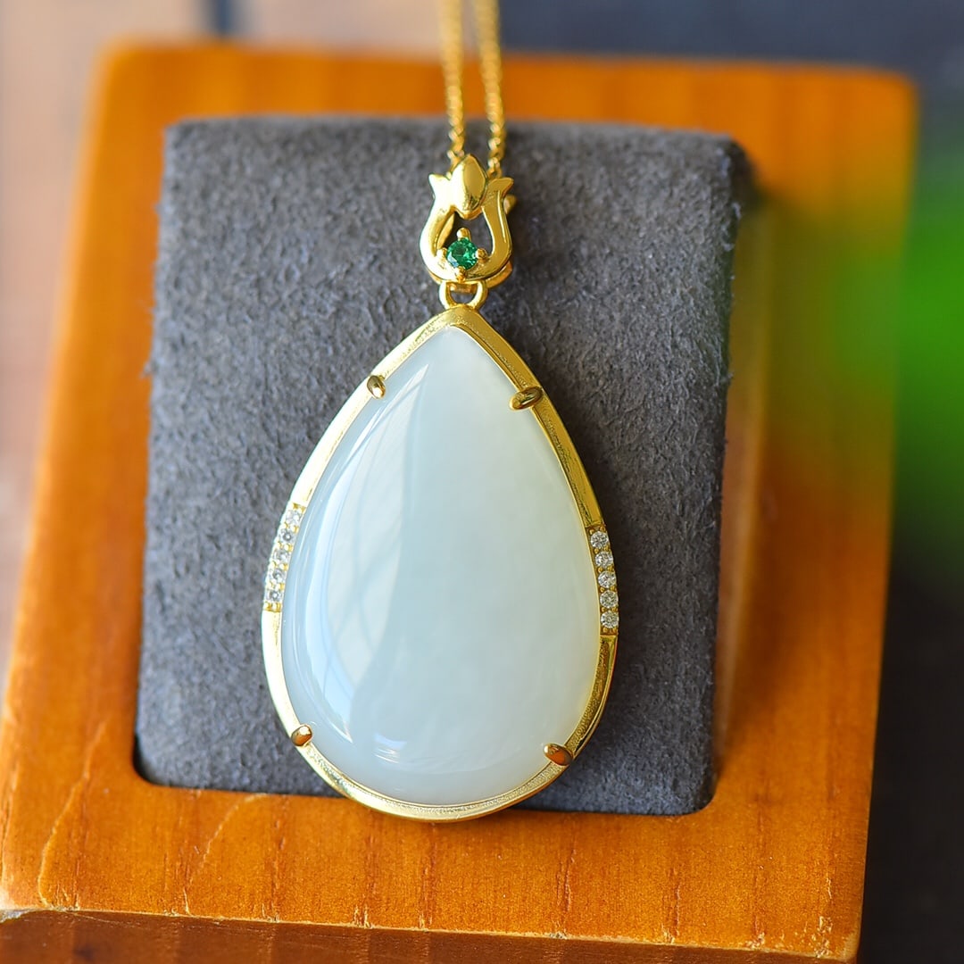 An Exquisite Sterling Silver-Gold Plated Inlaid White Jade Necklace,Inlaid Diamond: An Exquisite Sterling Silver-Gold Plated Inlaid White Jade Necklace,Inlaid Diamond,Size:0.9inx1.6in 纯银镀金镶白玉项链,嵌钻石
