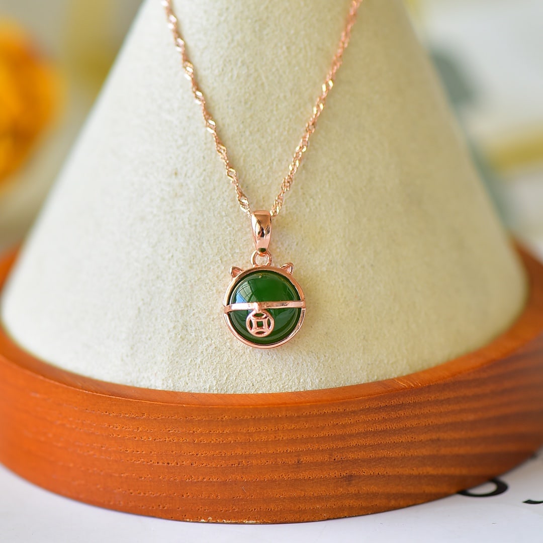 An Exquisite Sterling Silver Inlaid Jasper Necklace: An Exquisite Sterling Silver Inlaid Jasper Necklace,Size:0.4inx0.4in 纯银镶碧玉项链