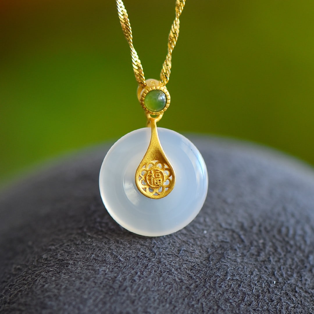 An Exquisite Sterling Silver-Gold Plated Inlaid Agate Pendant: An Exquisite Sterling Silver-Gold Plated Inlaid Agate Pendant,Size:0.6inx0.6in 纯银镀金镶玛瑙吊坠