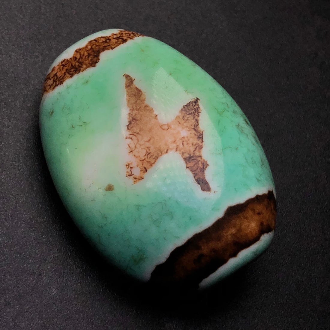 An Exquisite Dzi Bead Pendant: An Exquisite Dzi Bead Pendant,Size:1.7inx1.2inx0.7in,Weight:35.2g 天珠挂件