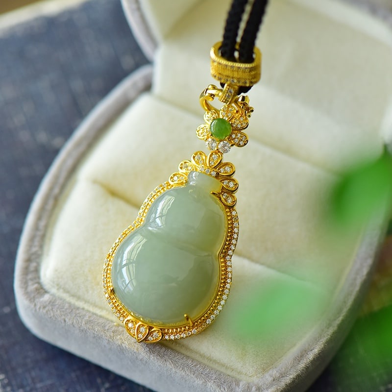 An Exquisite Sterling Silver-Gold Plated Inlaid Greenish Jade Necklace,Inlaid Diamond: An Exquisite Sterling Silver-Gold Plated Inlaid Greenish Jade Necklace,Inlaid Diamond,Size:0.9inx1.9in 纯银镀金镶青玉项链,嵌钻石