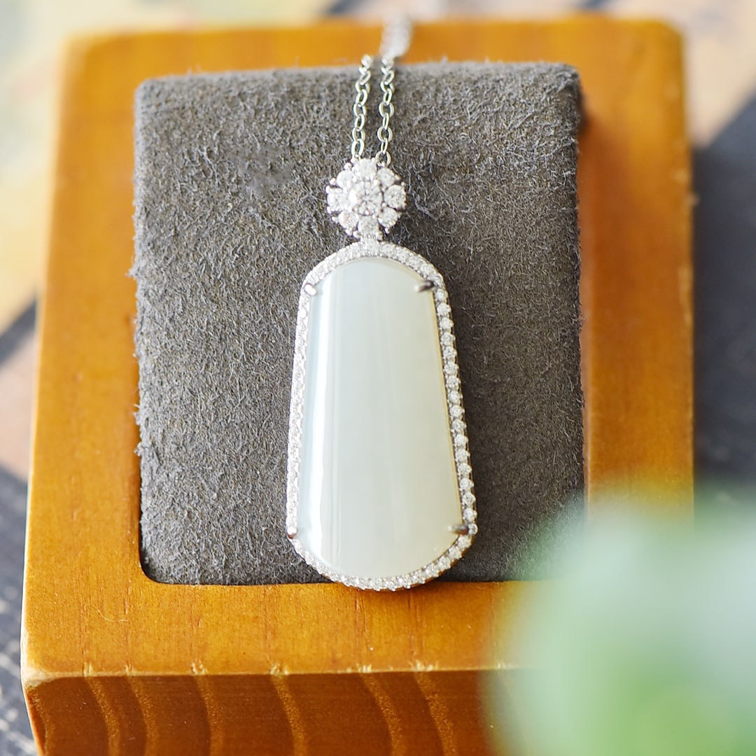 An Exquisite Sterling Silver Inlaid White Jade Necklace,Inlaid Diamond: An Exquisite Sterling Silver Inlaid White Jade Necklace,Inlaid Diamond,Size:0.6inx1.4in 纯银镶白玉项链,嵌钻石