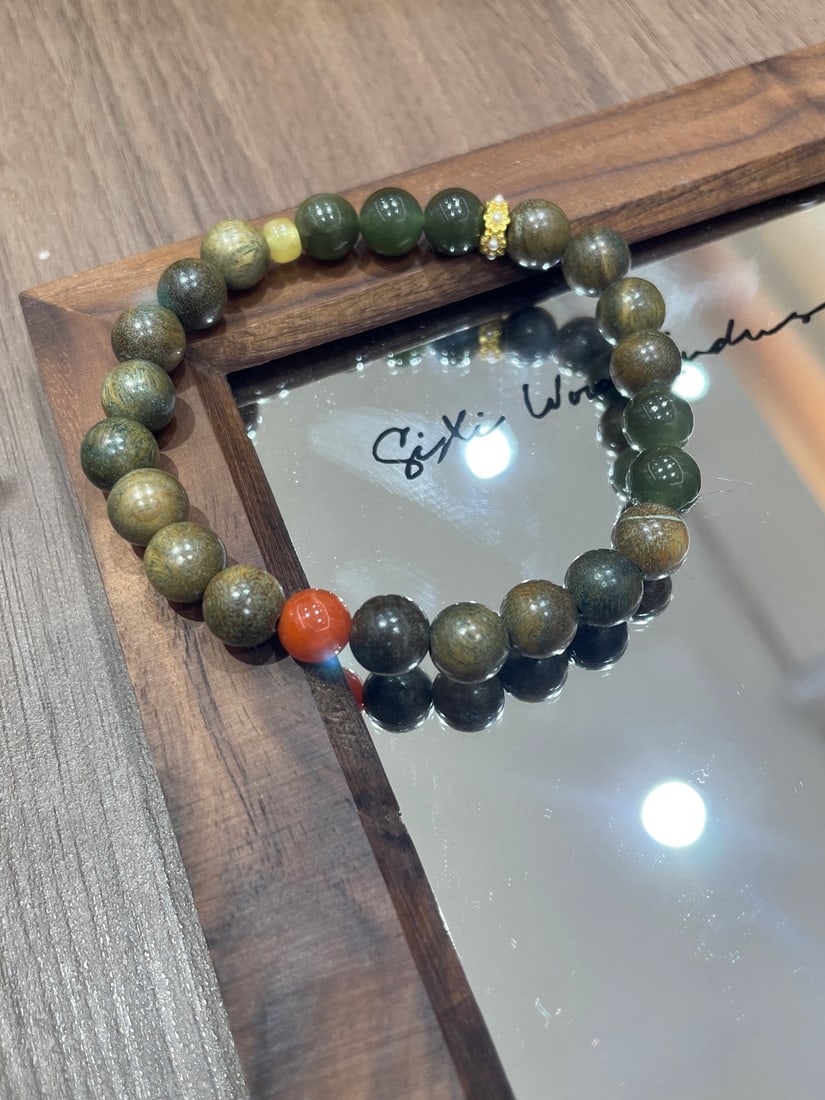 An Exquisite Green Tanwood With Jasper Bracelet: An Exquisite Green Tanwood With Jasper Bracelet,Size:0.3in 绿檀木配碧玉手串