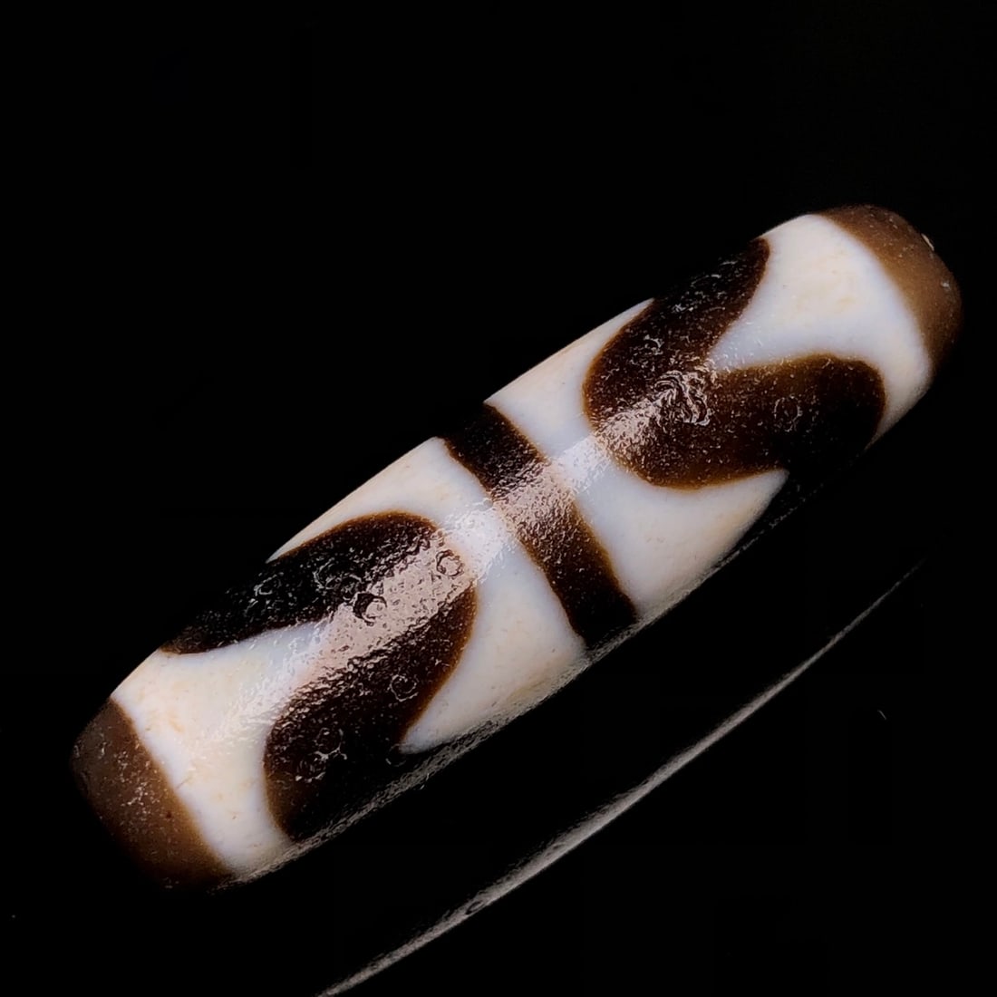 An Exquisite Dzi Bead Pendant: An Exquisite Dzi Bead Pendant,Size:1.9inx0.5in,Weight:13.4g 天珠挂件