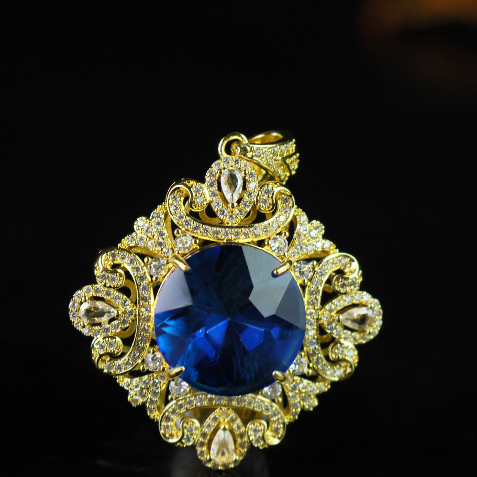 An Exquisite Pendant: An Exquisite Pendant,Size:0.8inx0.5in 一个精美的吊坠