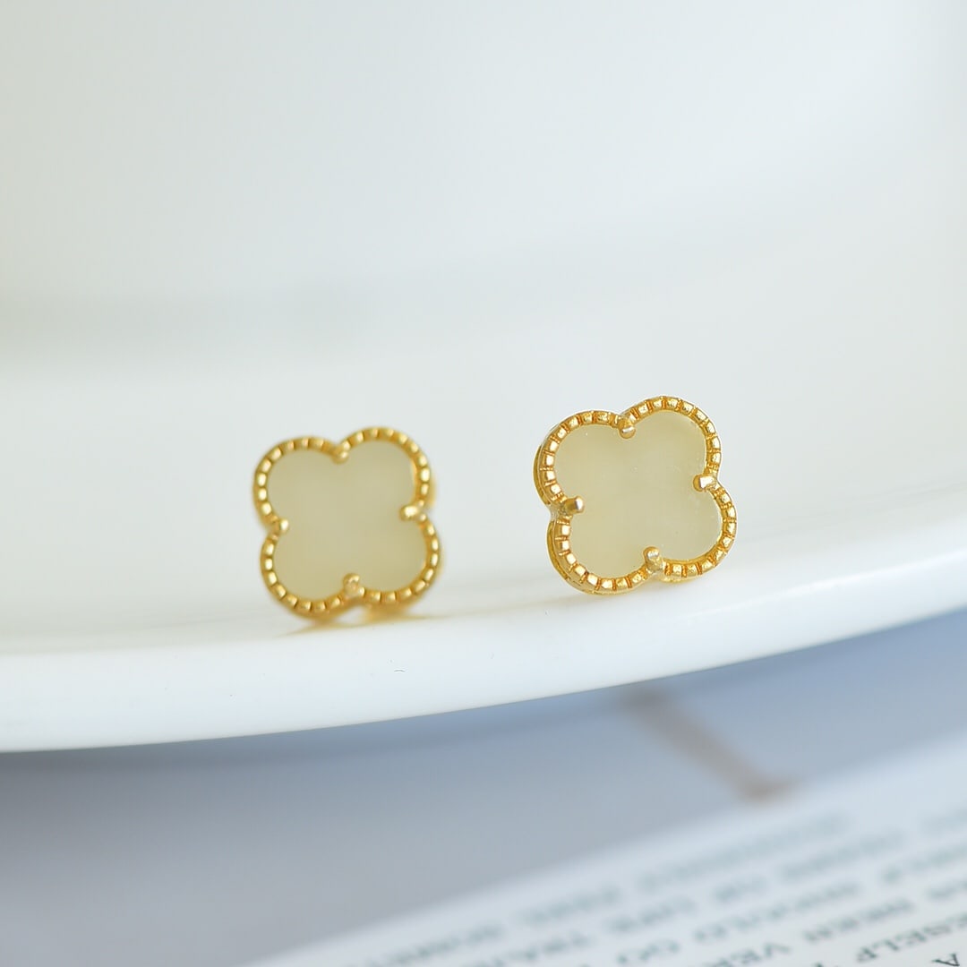 A Pair of Exquisite Sterling Silver-Gold Plated Inlaid White Jade Earrings: A Pair of Exquisite Sterling Silver-Gold Plated Inlaid White Jade Earring , Size :0.3inx0.3in 一对纯银镀金镶白玉耳钉,尺寸:
