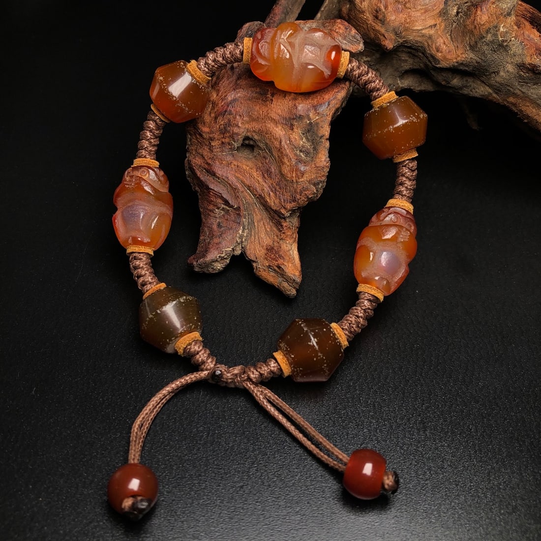 An Exquisite Agate Bracelet: An Exquisite Agate Bracelet,Size:(Monkey)0.9inx0.6in,(Agate)0.6inx0.5in 玛瑙手串
